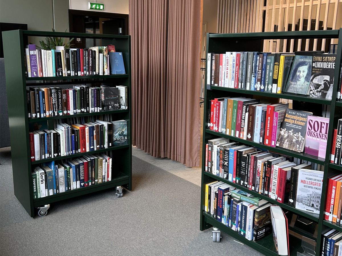 et bibliotek med fylte bokreoler på hjul