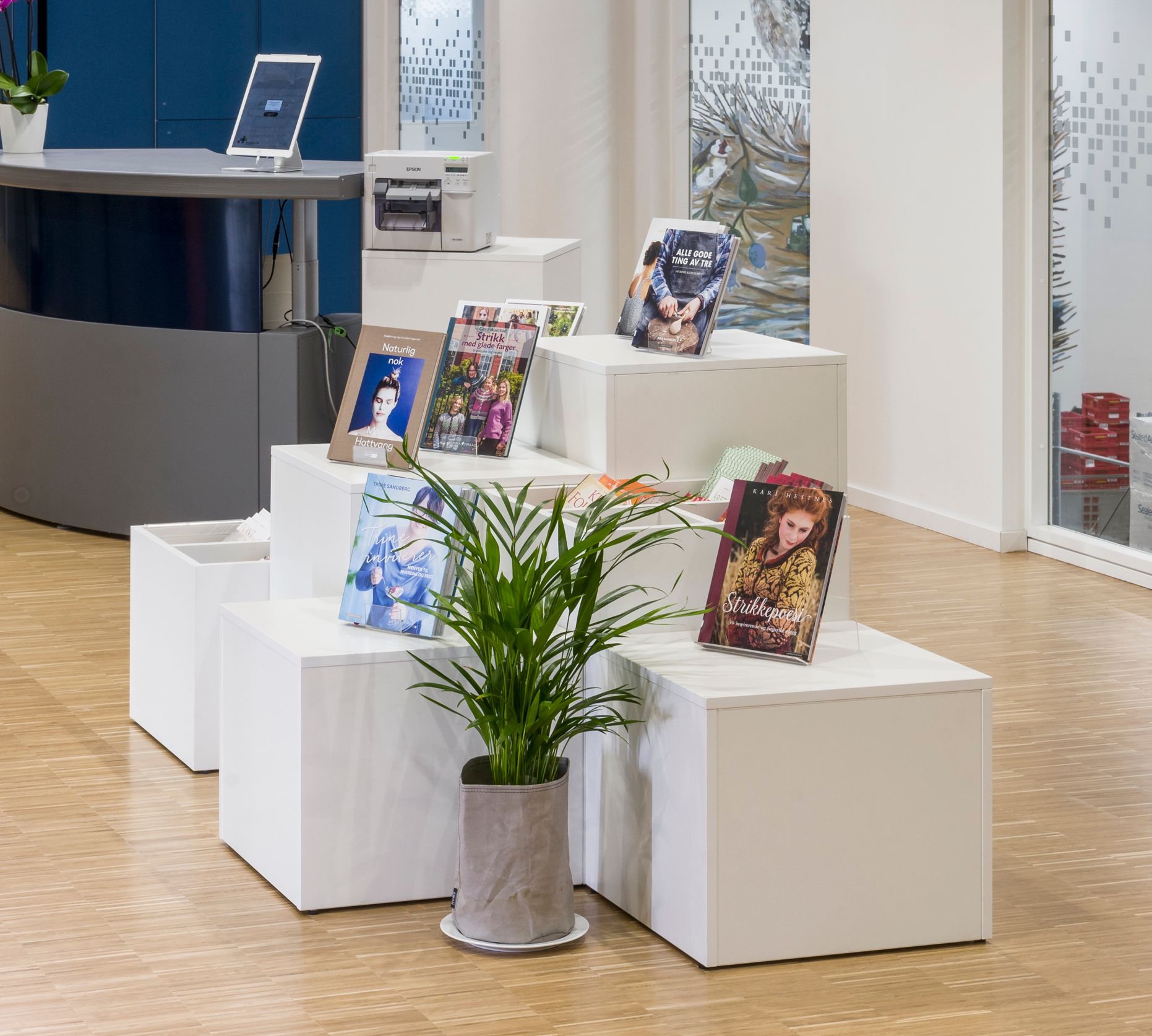 utstillingspodier i 3 høyder med utstilte bøker på