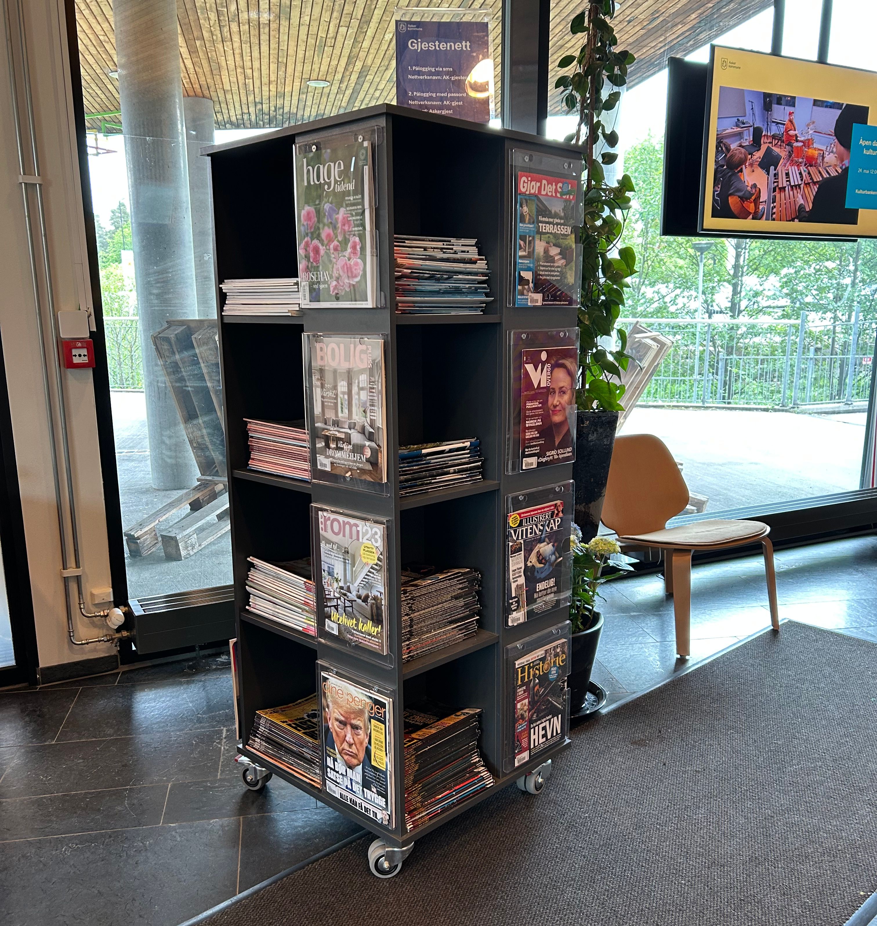 en utstillingsreoler for tidsskrifter på et bibliotek