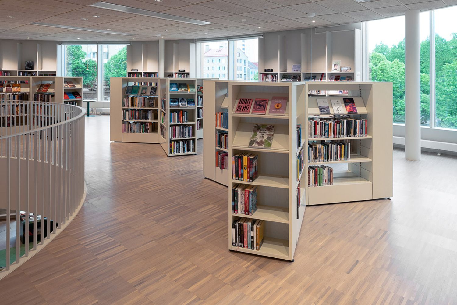 et bibliotek med doble bokreoler som er vinklet i stjerneformasjon