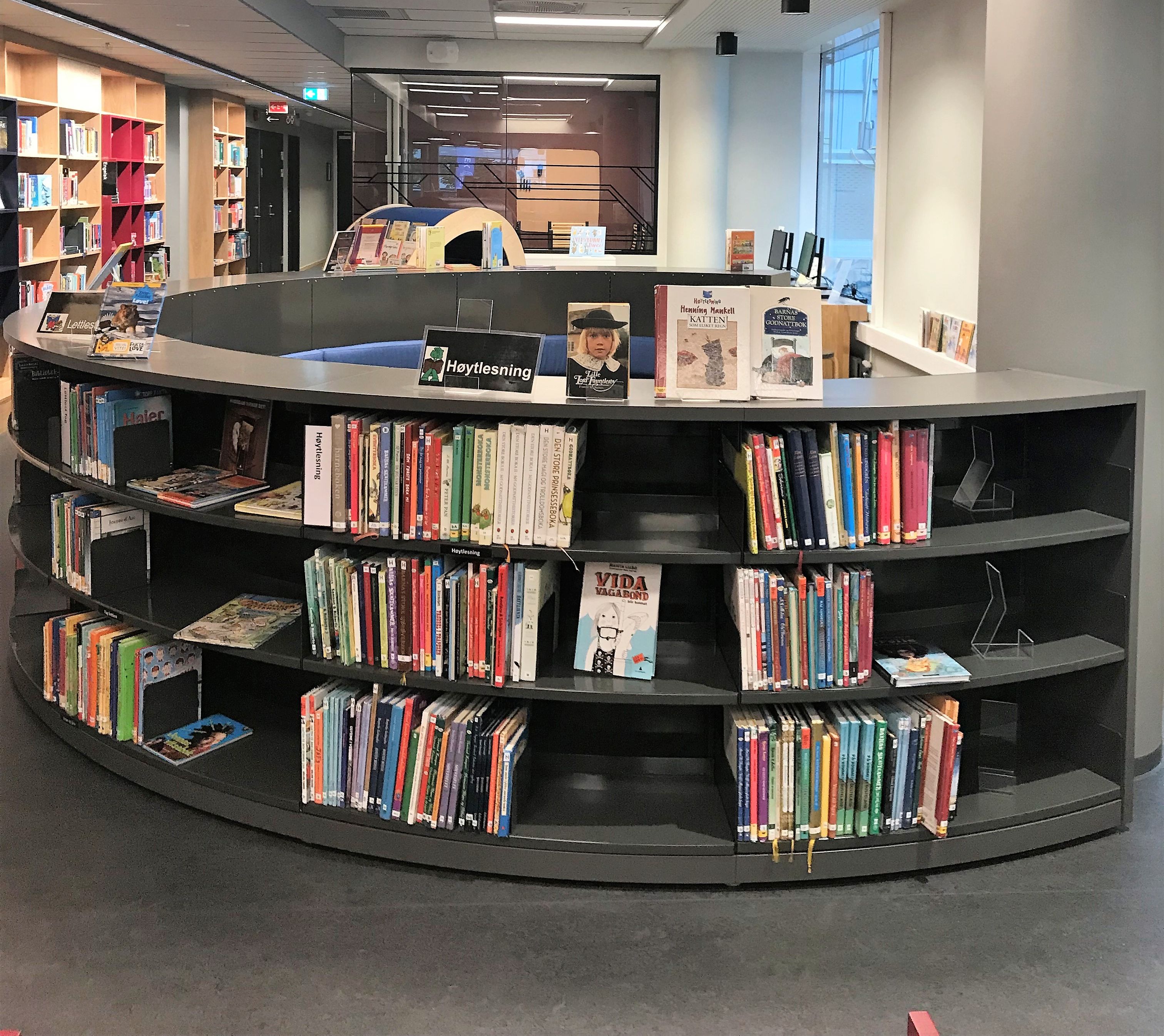 en bok kalt vida står på en rund reol i et bibliotek