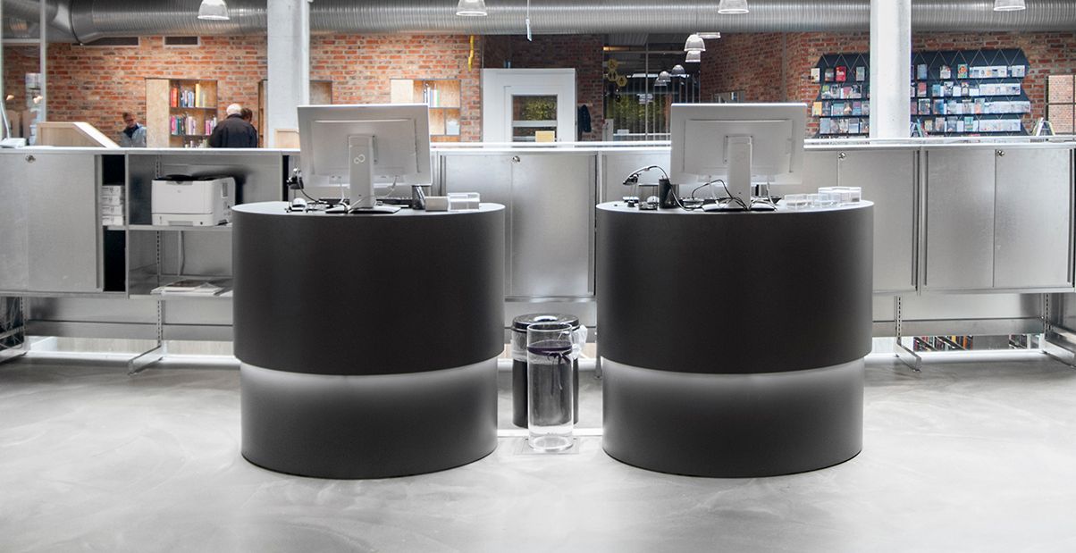 to runde, grå skranker i bibliotekets inngangssone.