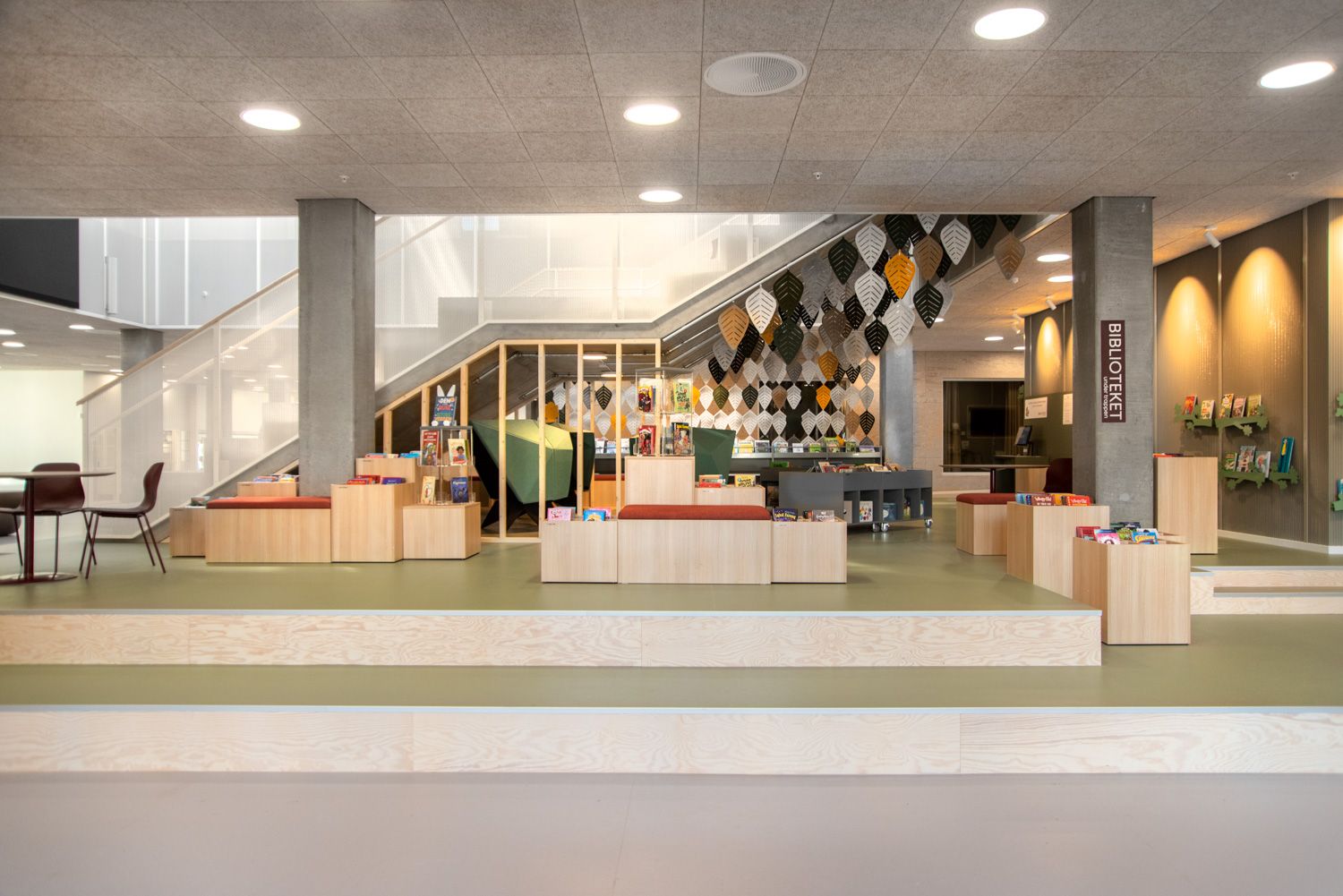 et stort rom med mye møbler i det og en trapp i bakgrunnen.