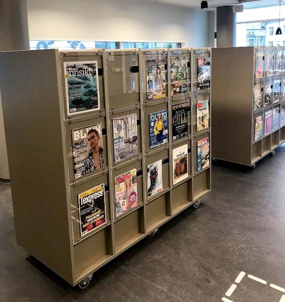 en rad med magasinhyller med en som sier express på den
