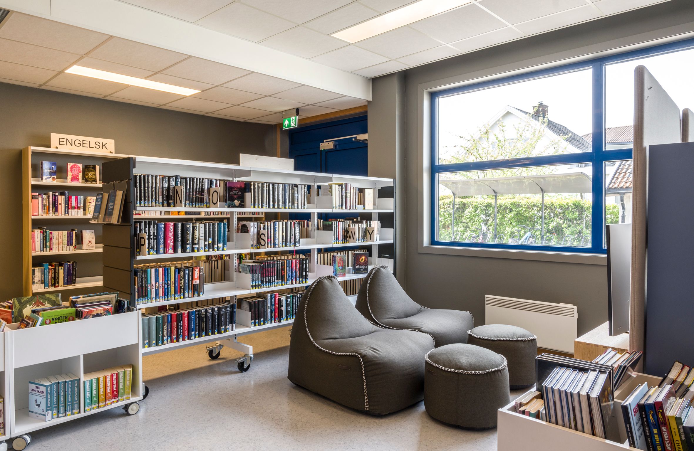 et bibliotek med 2 sekkestoler til gaming