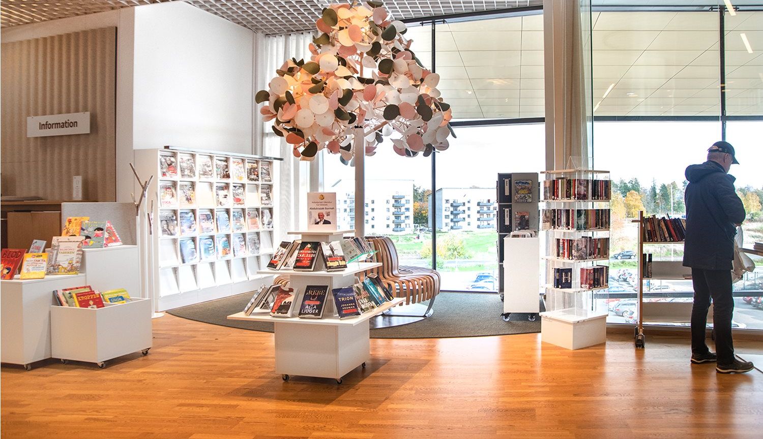utstillingspodier og stativer i inngangspartiet til et bibliotek