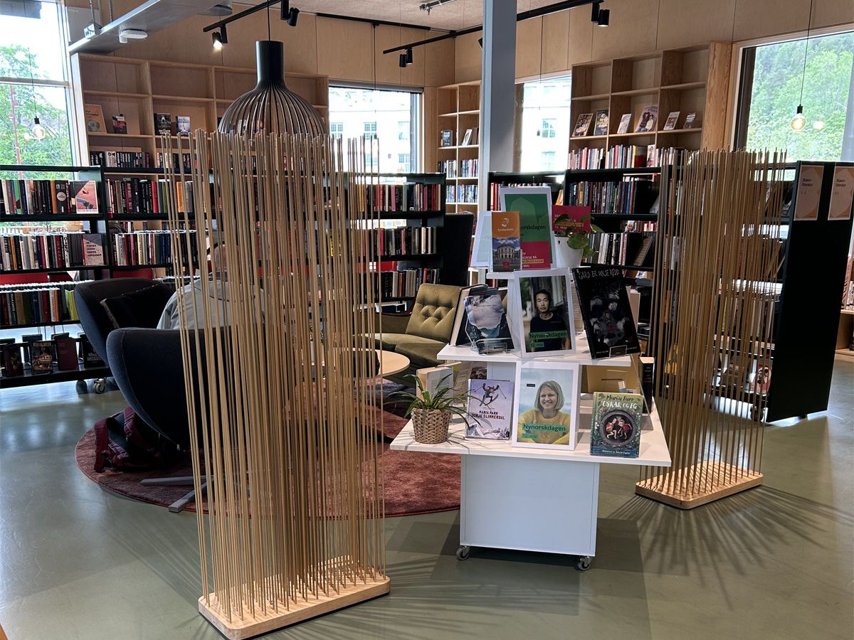 et bokpodium står foran en sittegruppe på et bibliotek