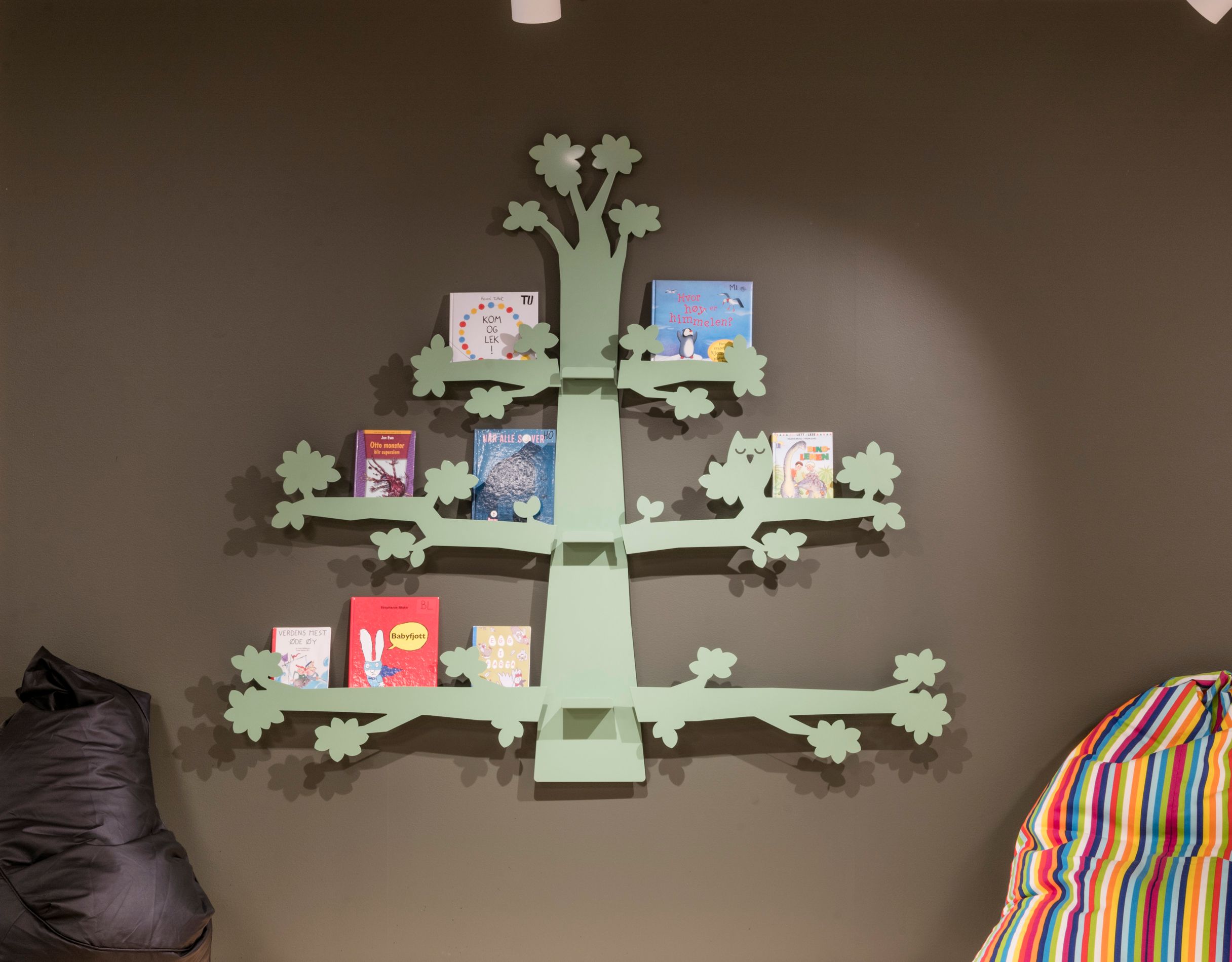 en bokhylle i form av et tre med bøker på det