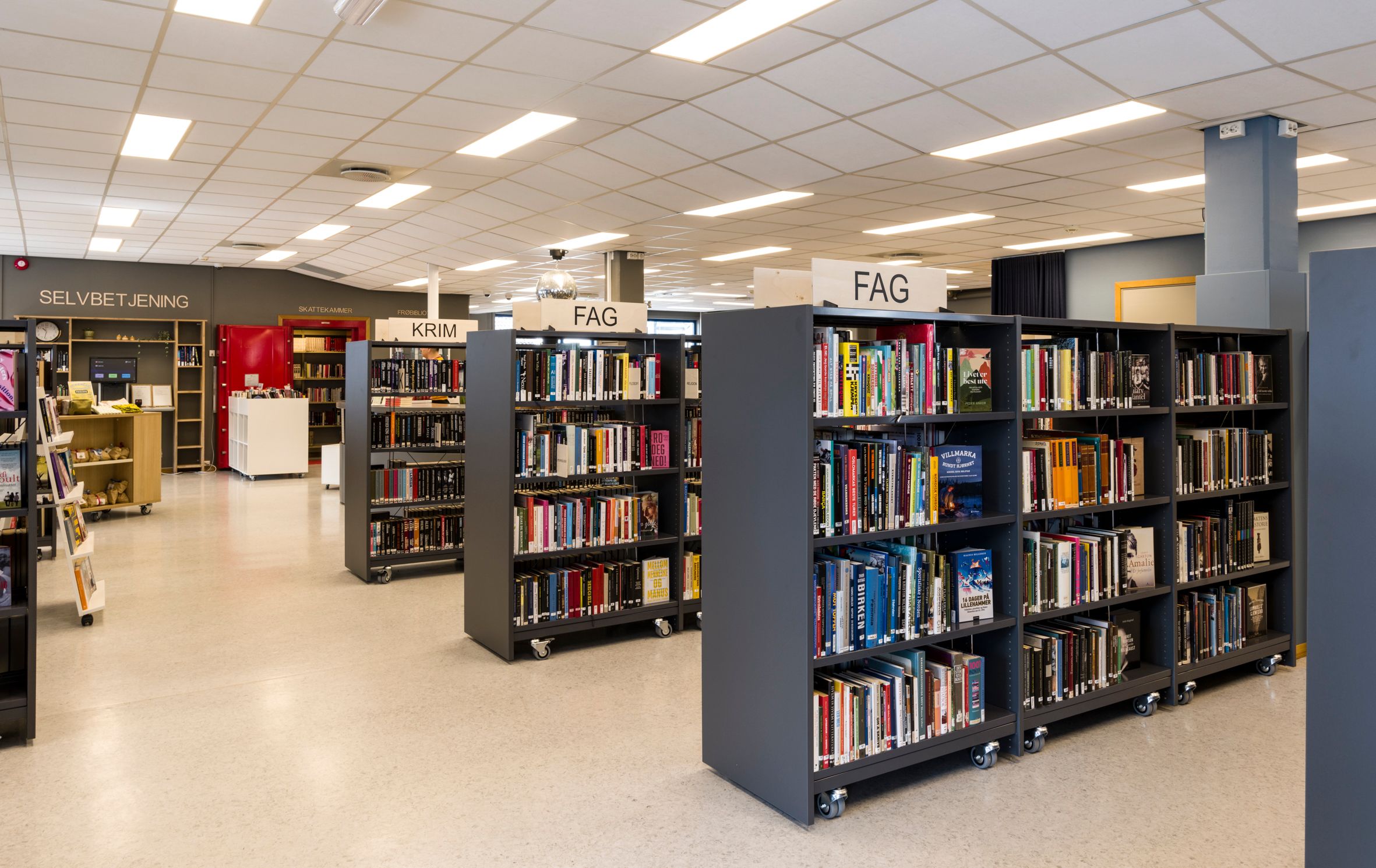 et bibliotek med mange bokreoler på hjul