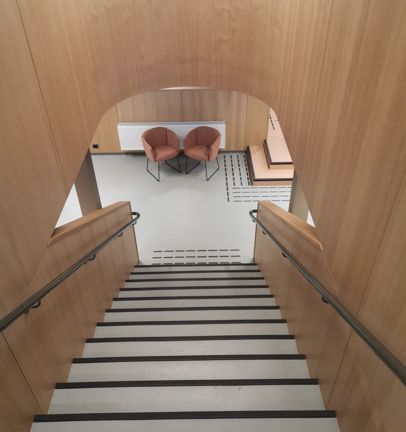 ser ned en trappesett med to stoler i bakgrunnen