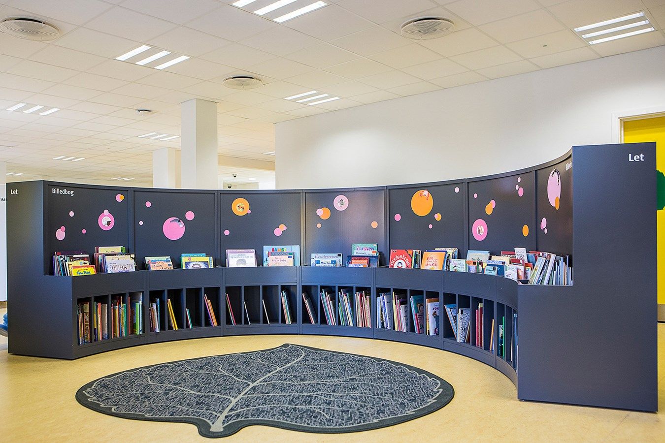 det er mange bøker på hyllene i biblioteket.