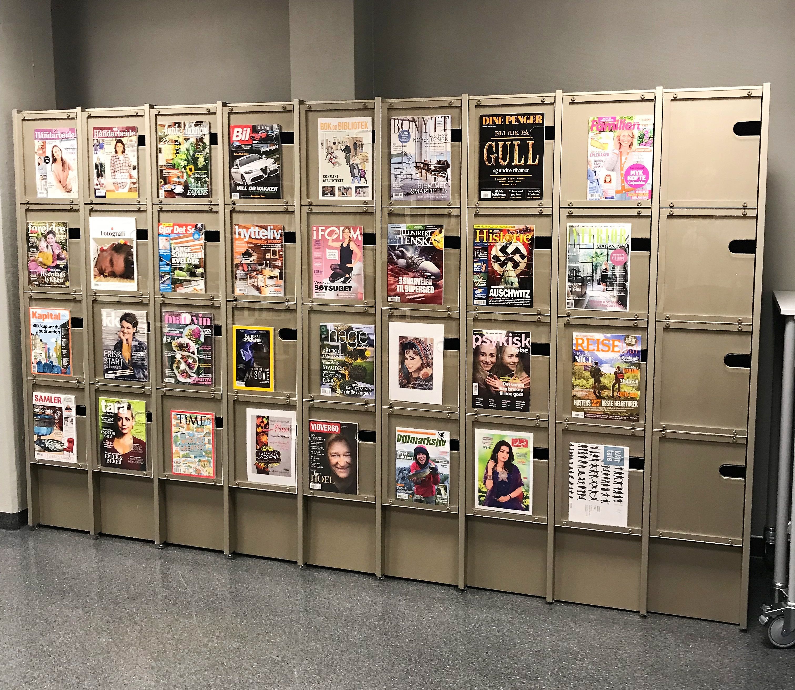 en vegg av magasiner inkludert en kalt gull
