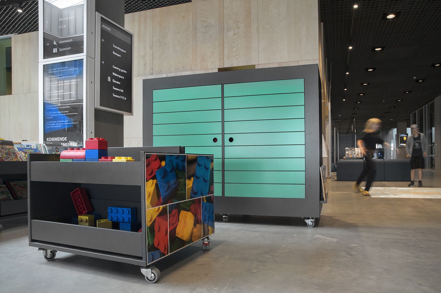 en bokkrybbe fylt med store legoklosser