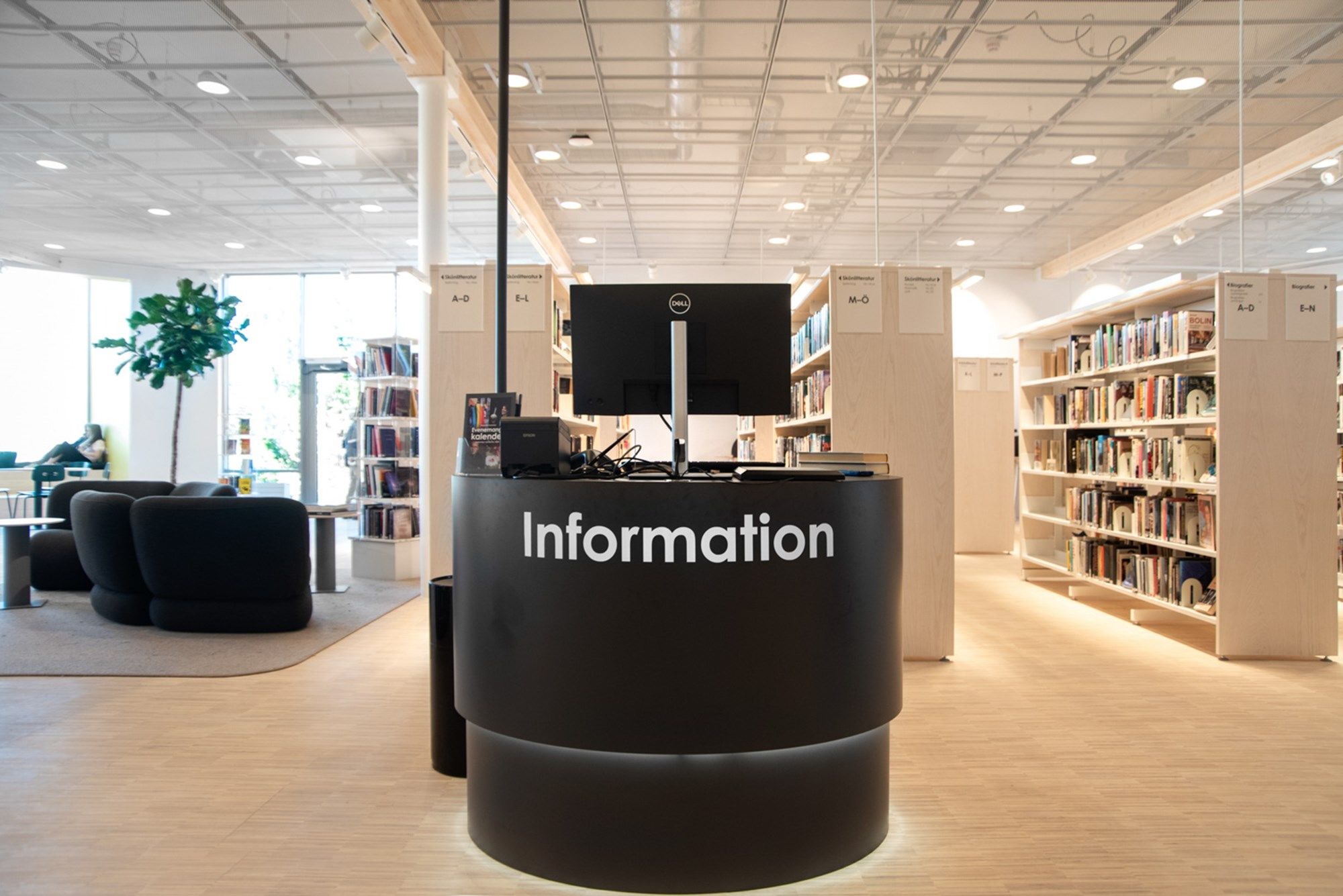 et bibliotek med en rund skranke med led-lys i sokkelen