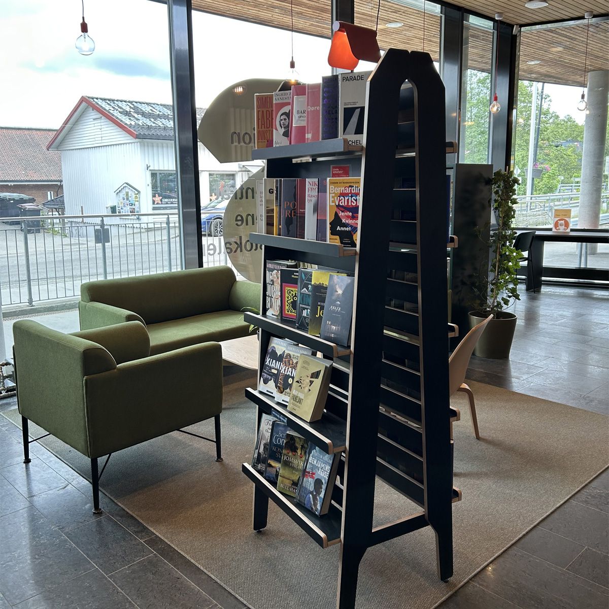 et bibliotek med en dobbel utstillingsreol på gulvet