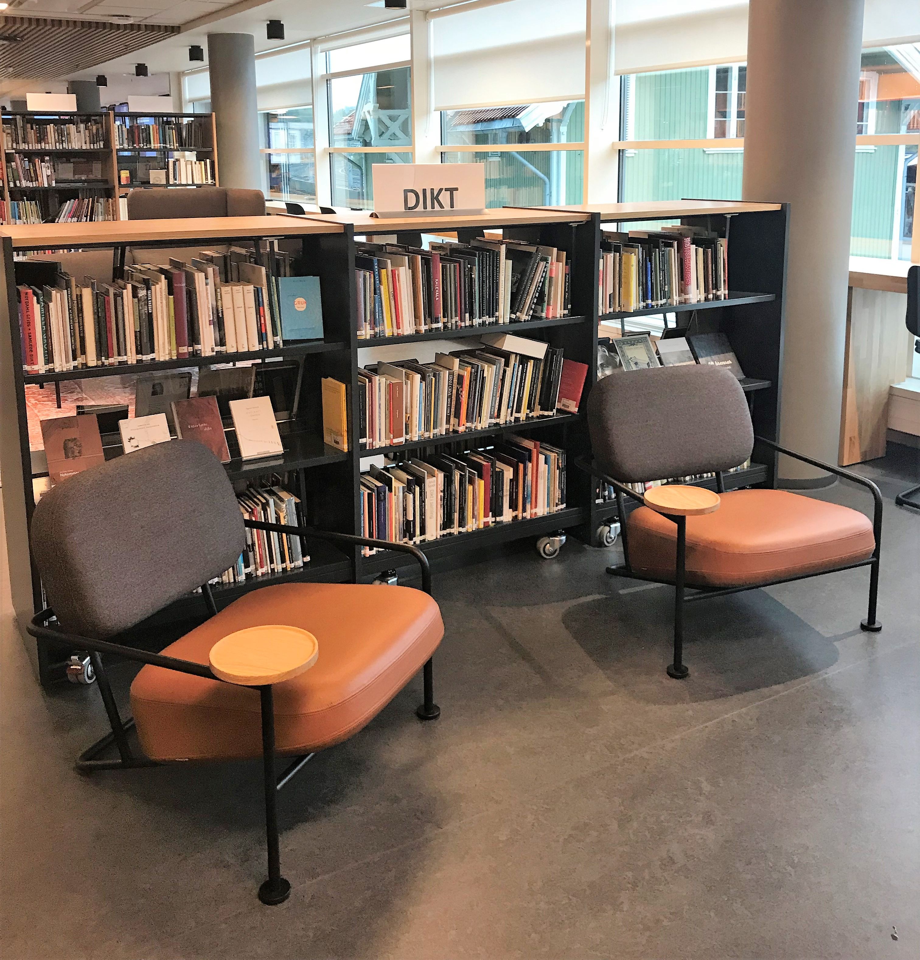 et bibliotek med et skilt som sier dikt på det
