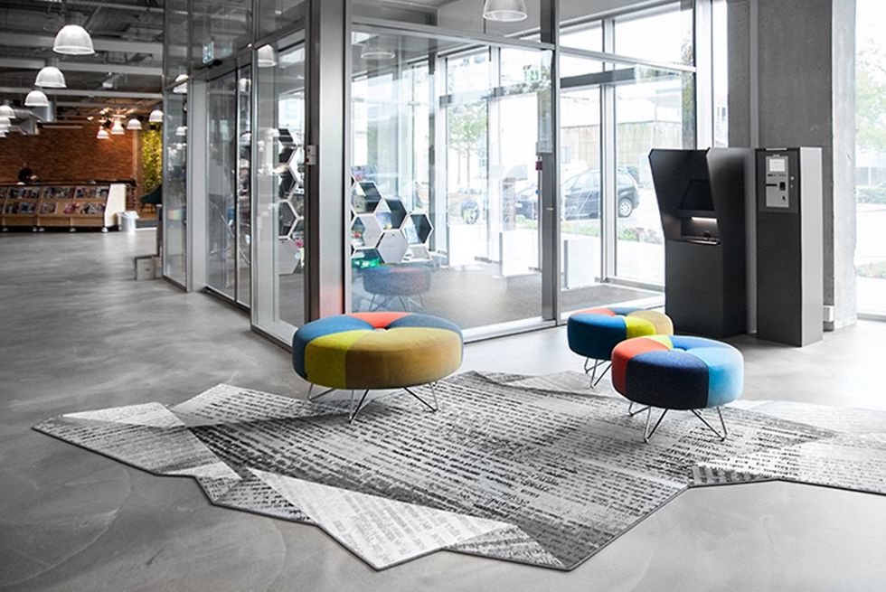 et kollasj av fire bilder av et bibliotek med en grønn vegg og et piano.