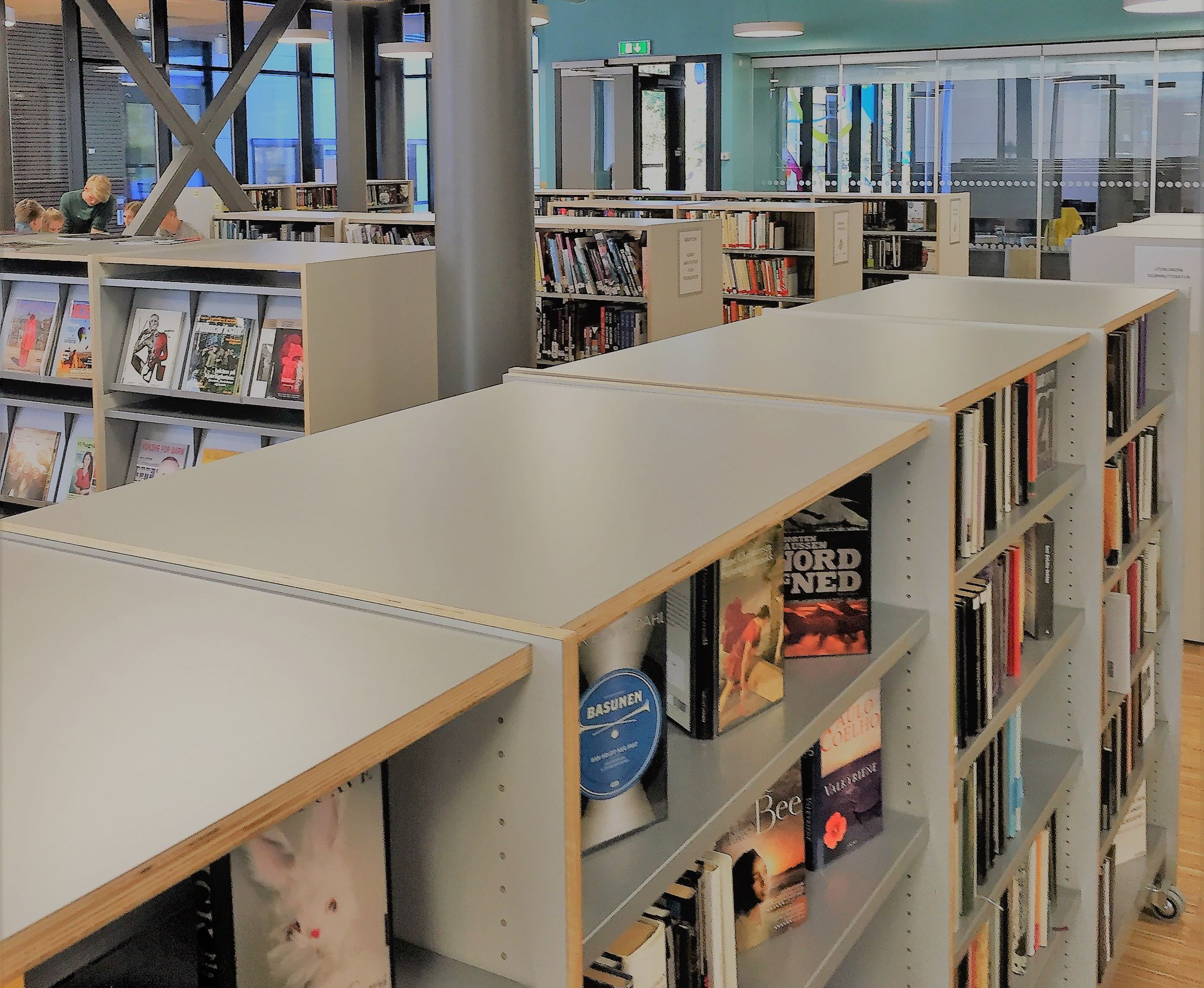 en bok kalt word ned sitter på en hylle i et bibliotek