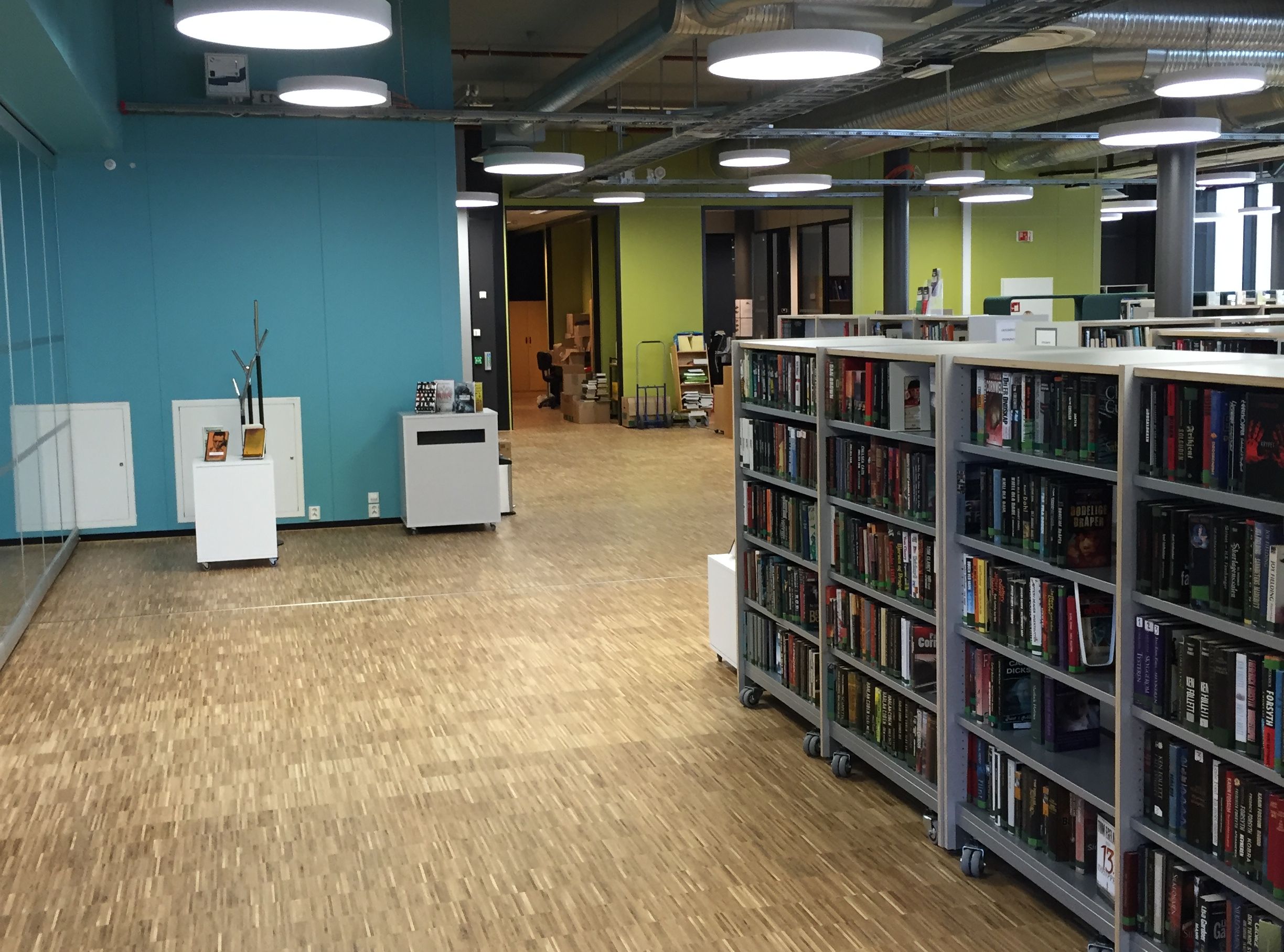 et bibliotek med mange bøker på hyllene