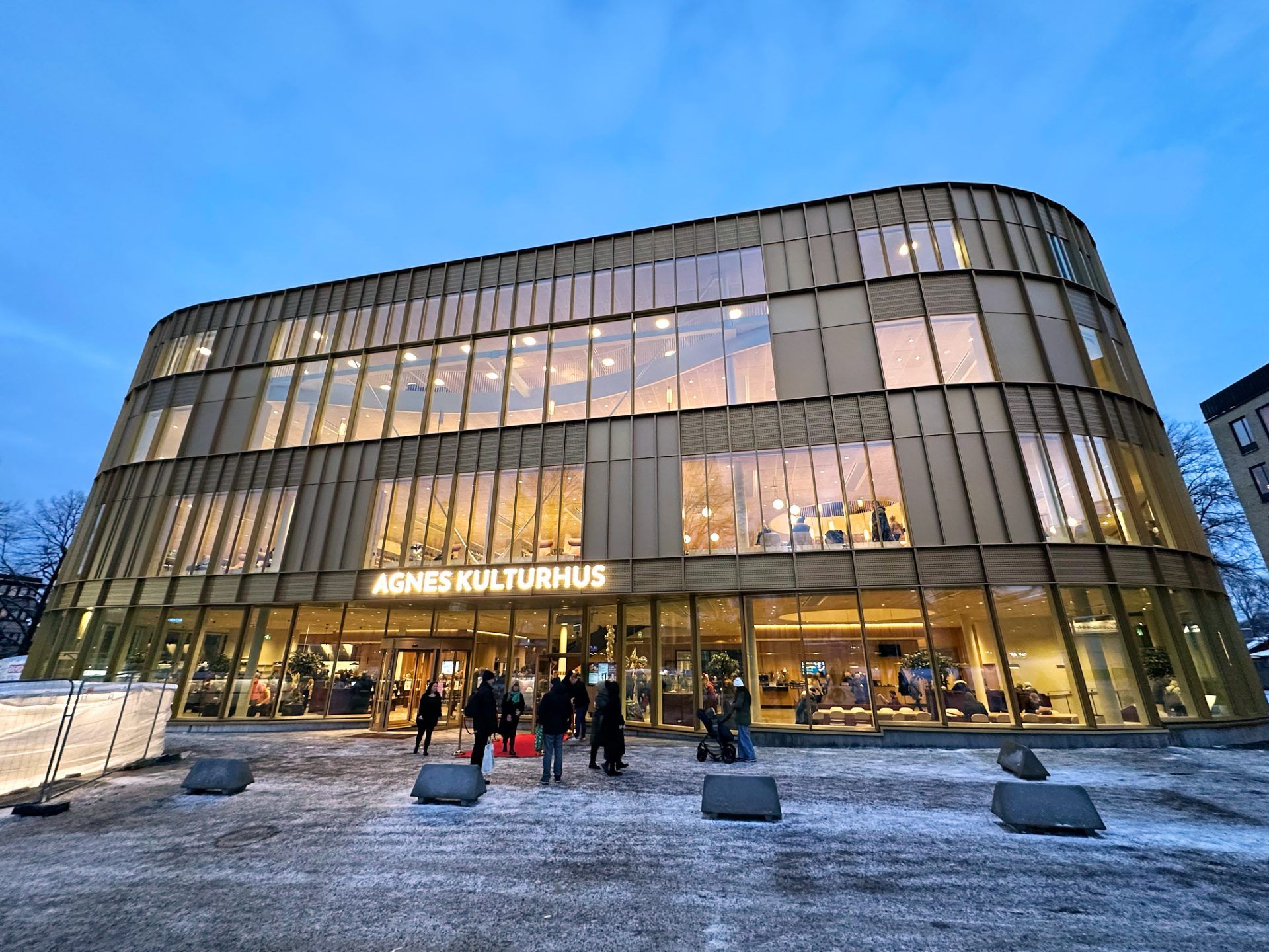 et moderne bygg med skilt agnes kulturhus