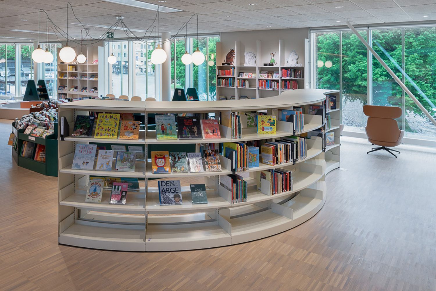 en buet bokreol i et bibliotek