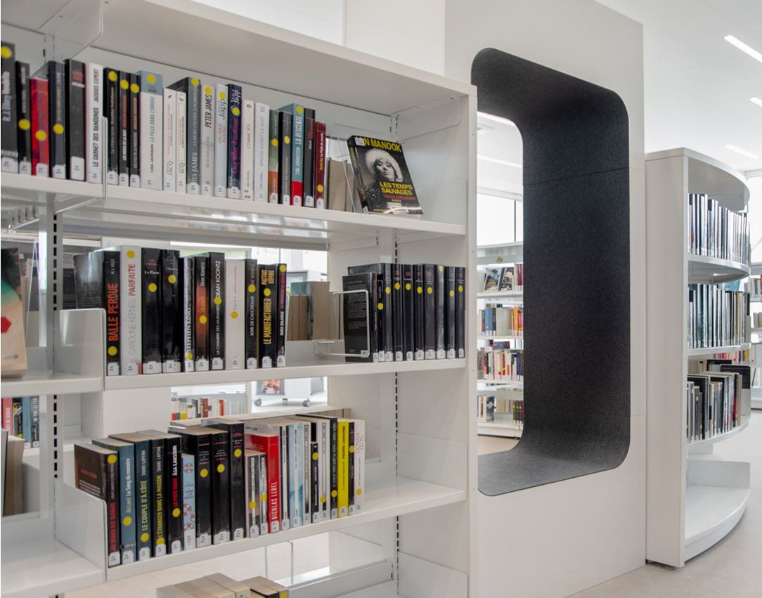 et bibliotek fylt med mange bøker og hyller.