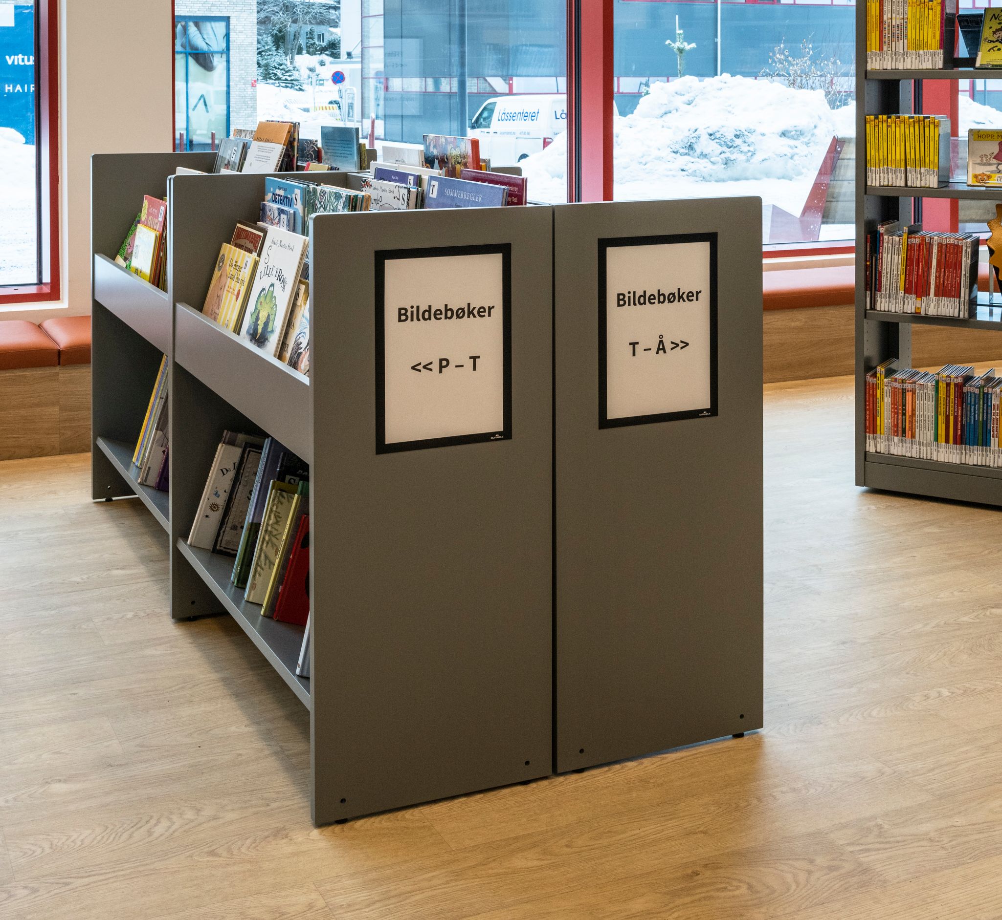 et bibliotek med et skilt som sier bildebaker på det