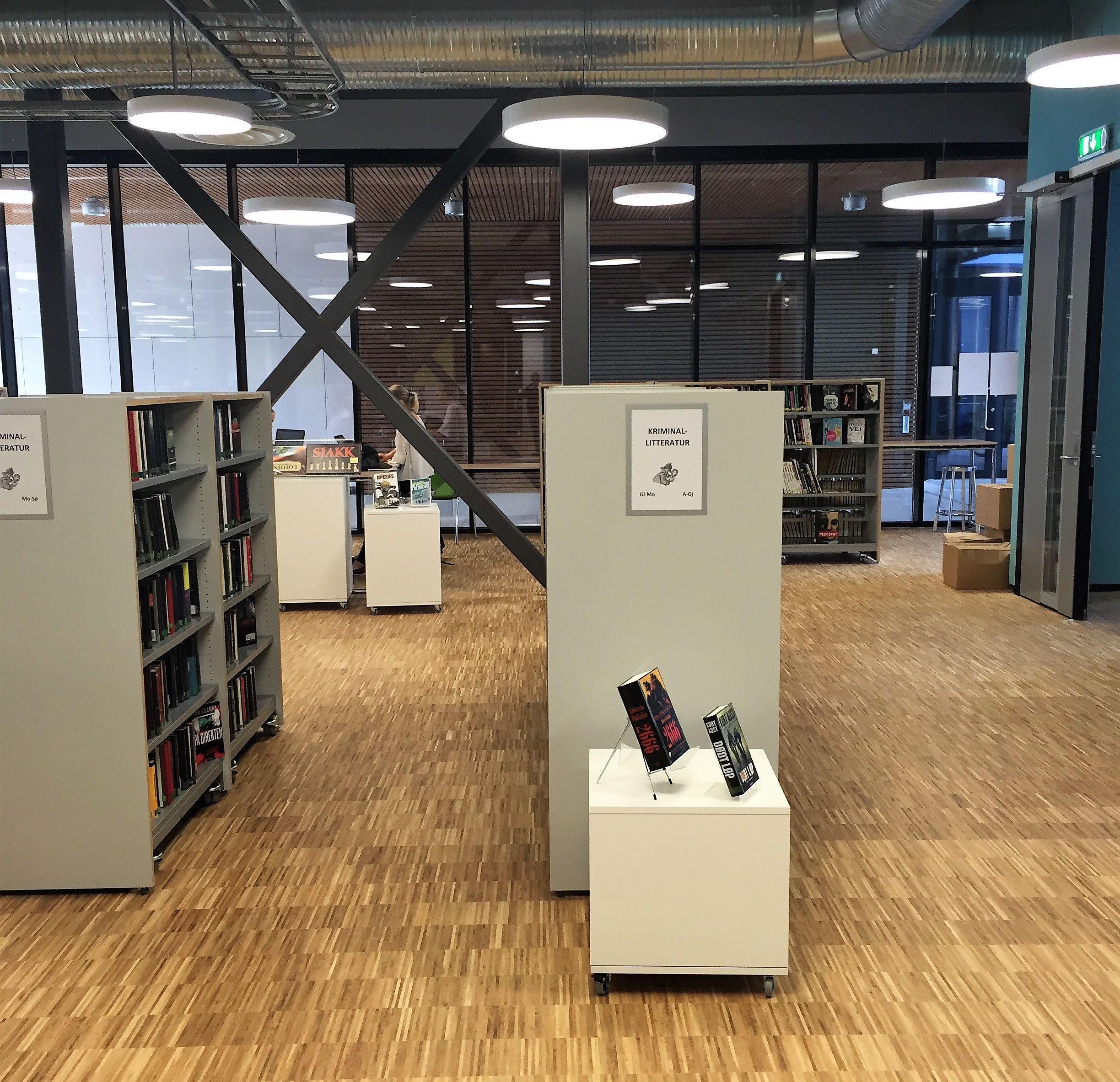 et bibliotek med et skilt på veggen som sier ' biblioteket '