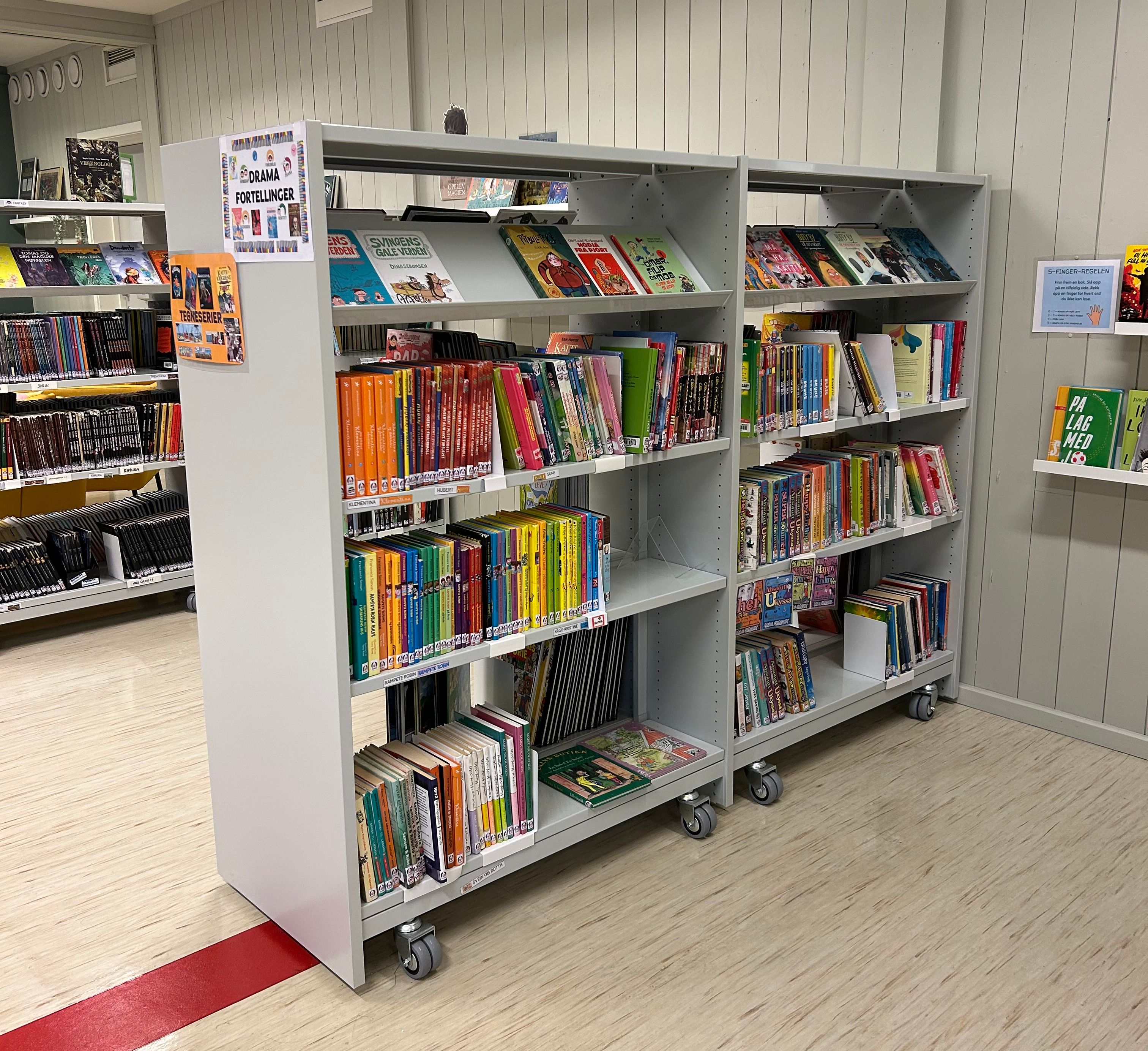 en bokhylle med et skilt som sier 'noen få følelser' på det