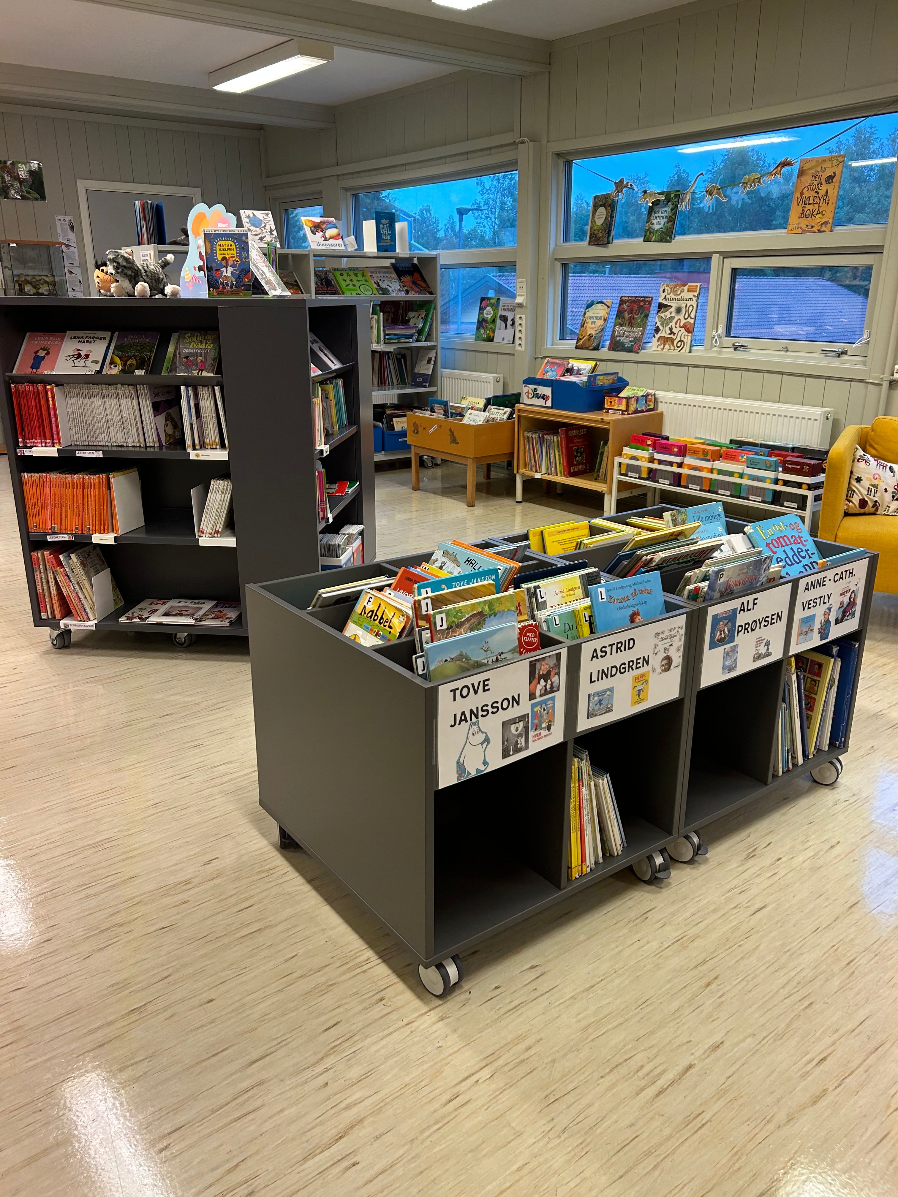 et bibliotek fylt med bøker, inkludert en av Tove Jansson