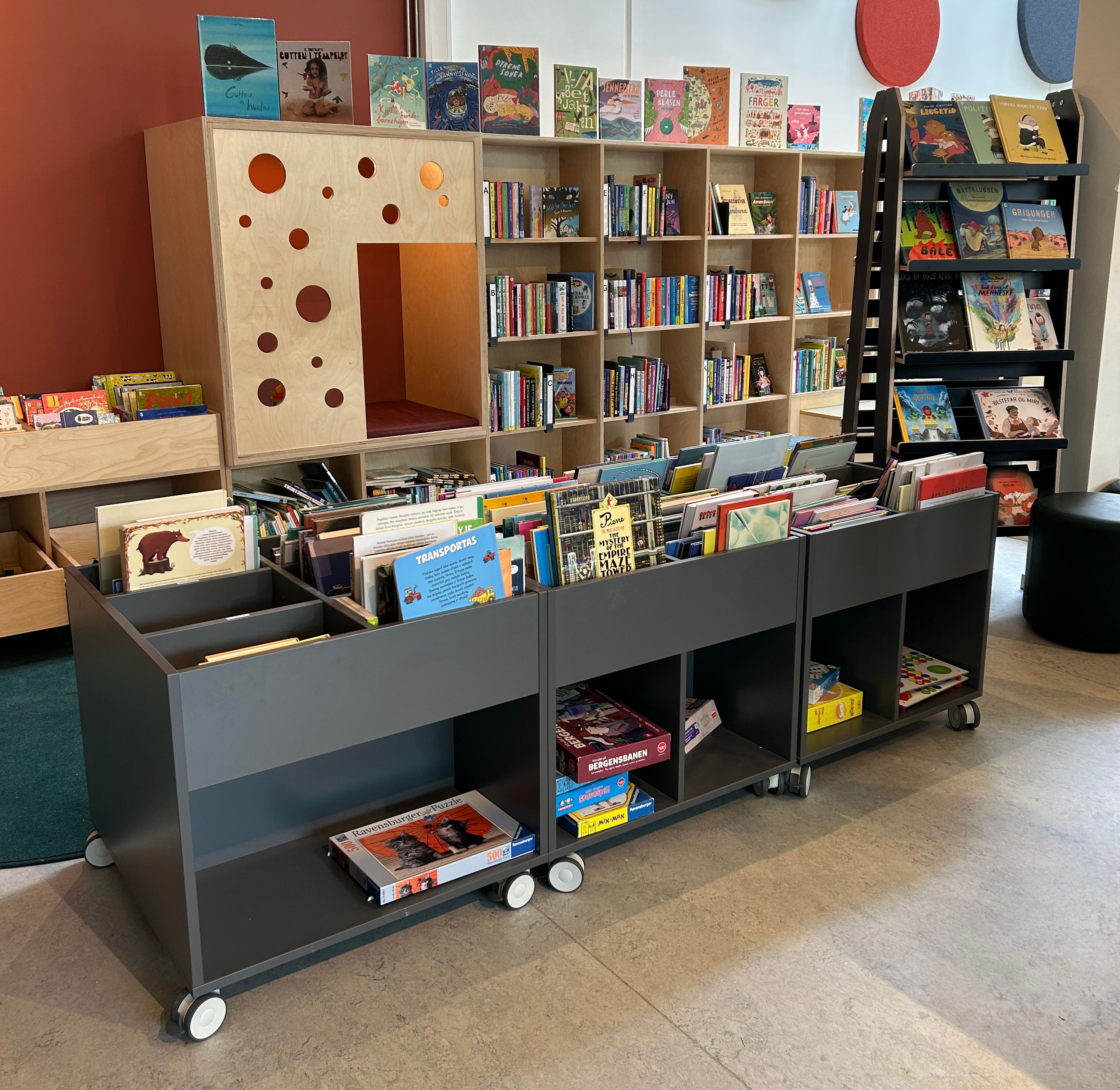 et bibliotek med lave bokkasser for bildebøker
