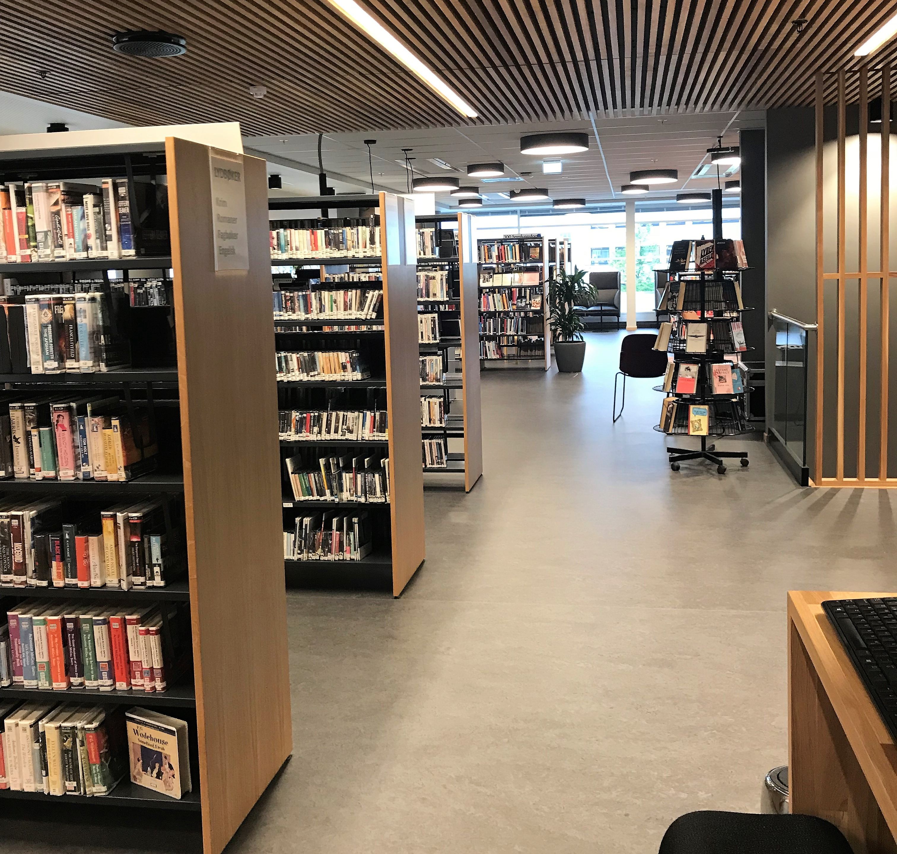et bibliotek med mange bøker på hyllene
