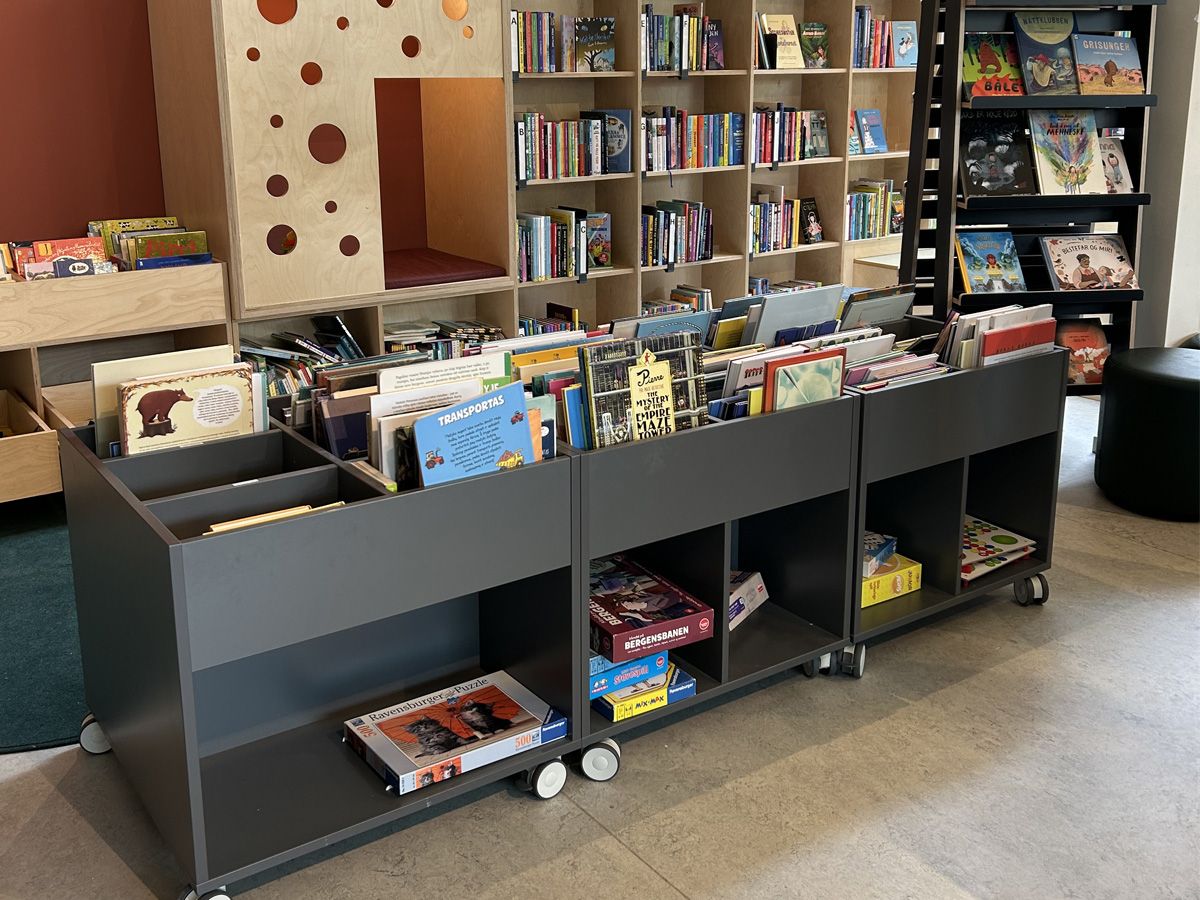 et bibliotek med lave bokkasser for bildebøker