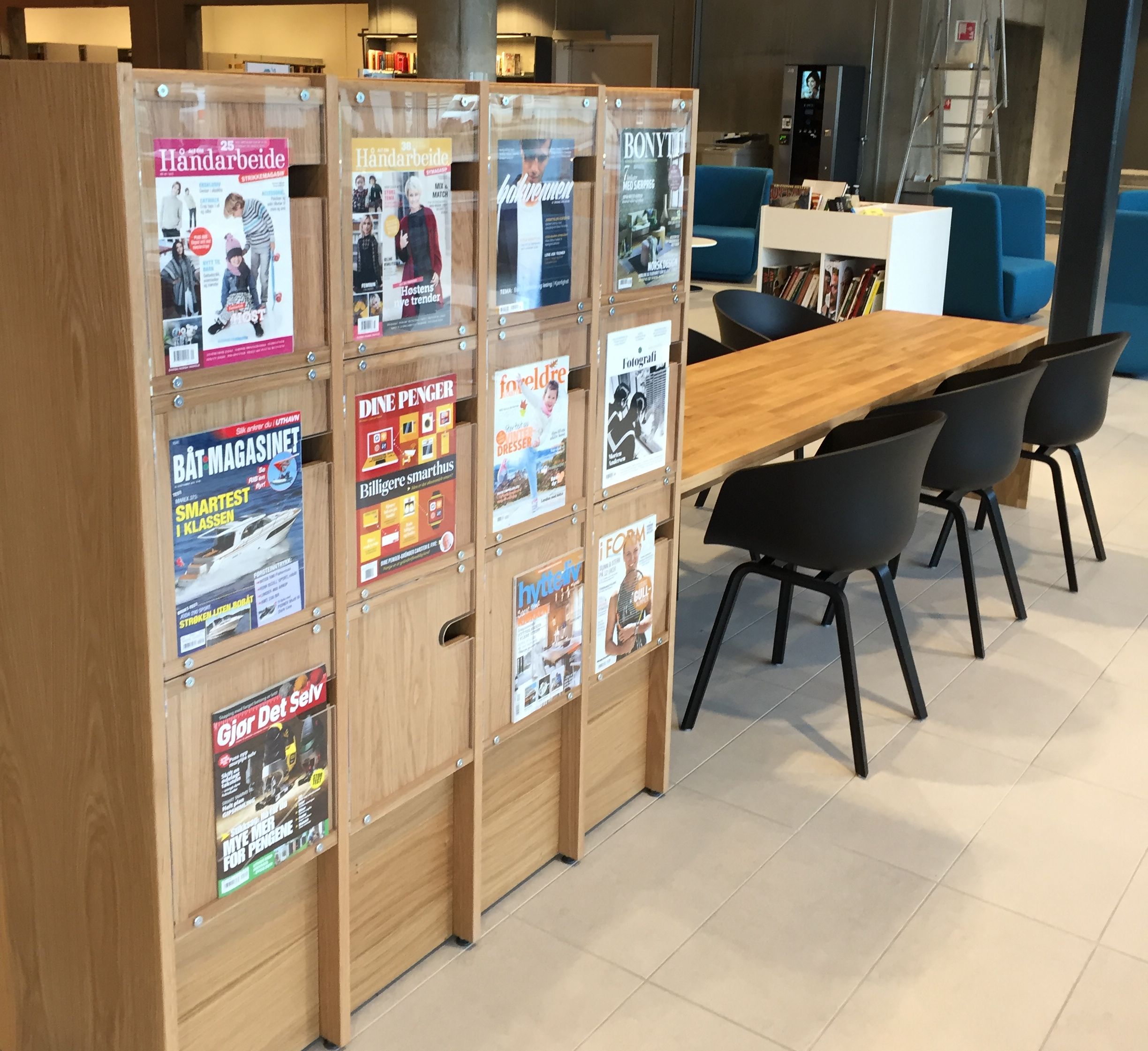 en utstilling av magasiner inkludert ett som sier "båtmagasinet"
