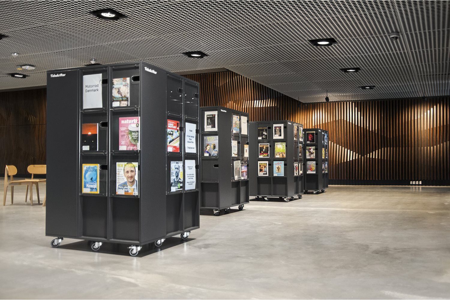 et bibliotek med kompakte reoler på hjul som står ute på gulvet