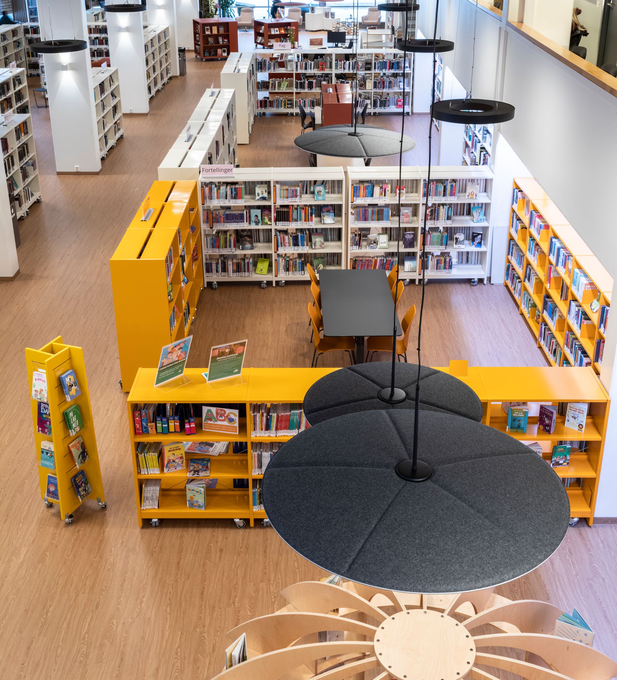 et luftbilde av et bibliotek fylt med bøker