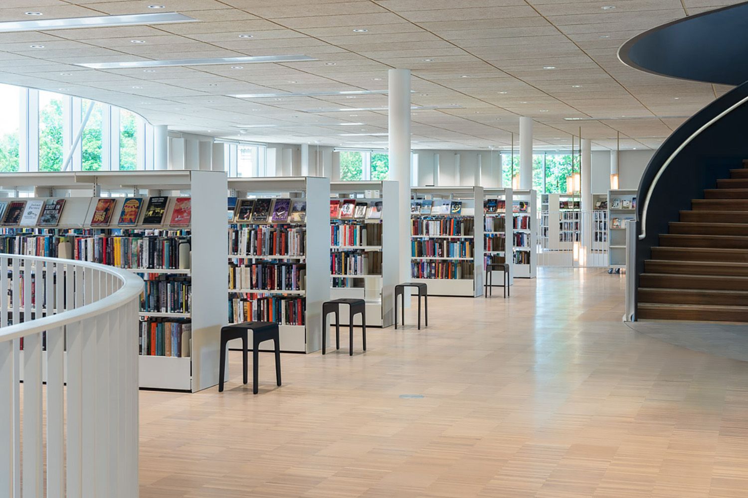 et bibliotek med flere doble bokreoler i rommet