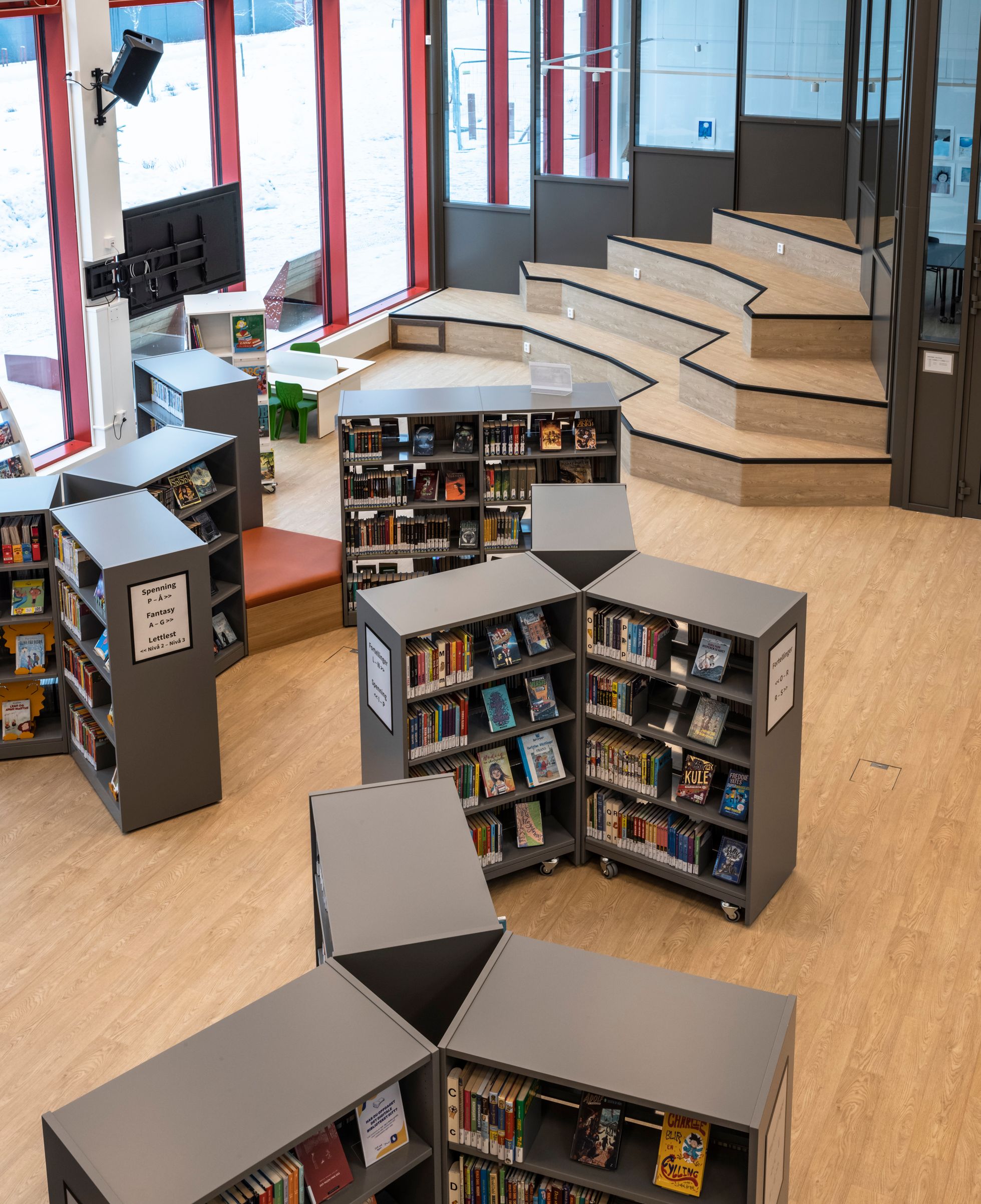 et bibliotek med et skilt som sier at lesing er en prioritet
