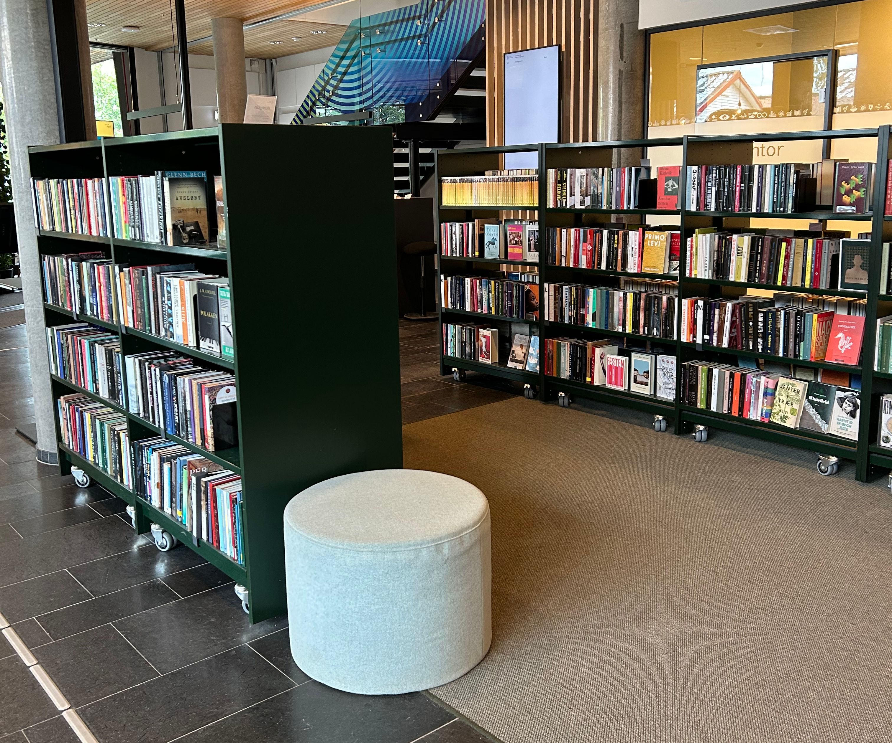 et bibliotek med bokreoler på hjul fylt med bøker