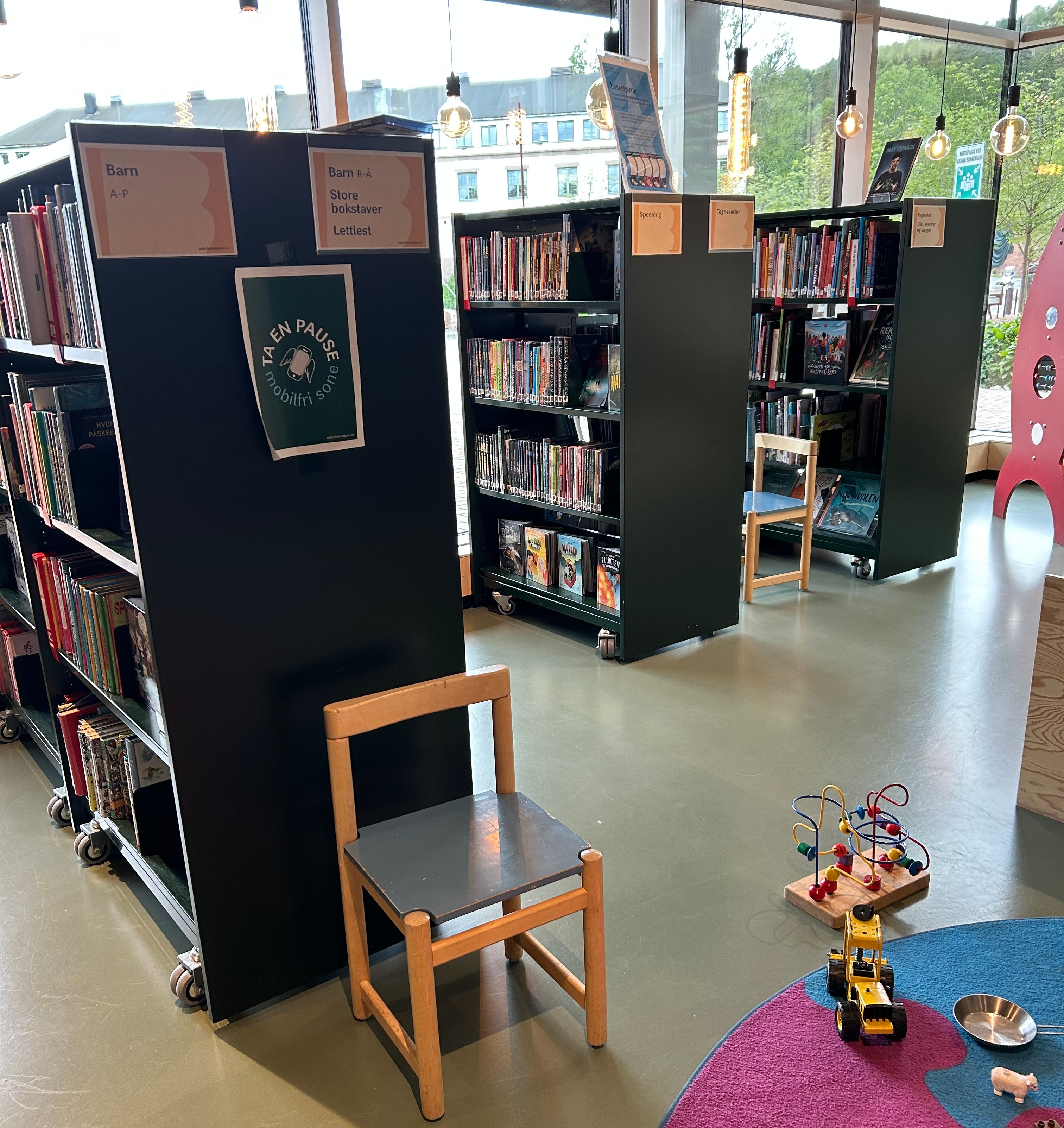 3 bokreoler på hjul i et bibliotek