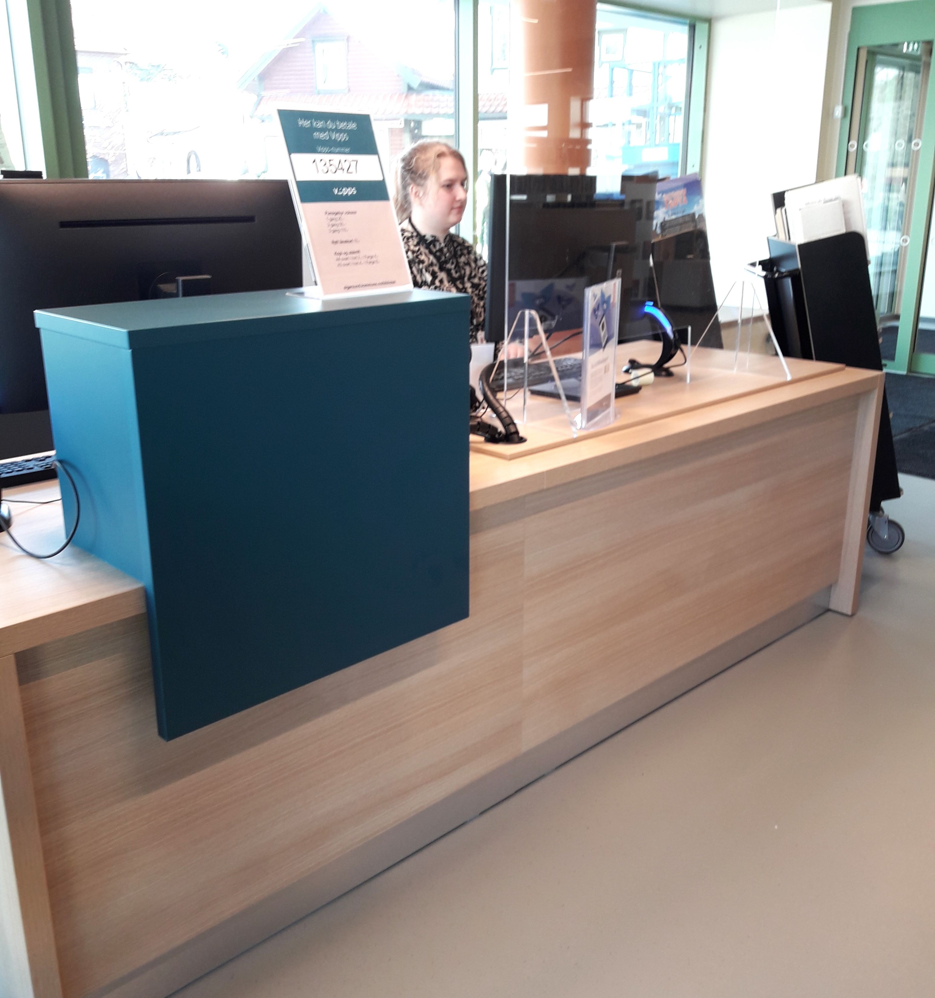 en kvinne sitter ved et skrivebord med et skilt som sier 'krav' på det