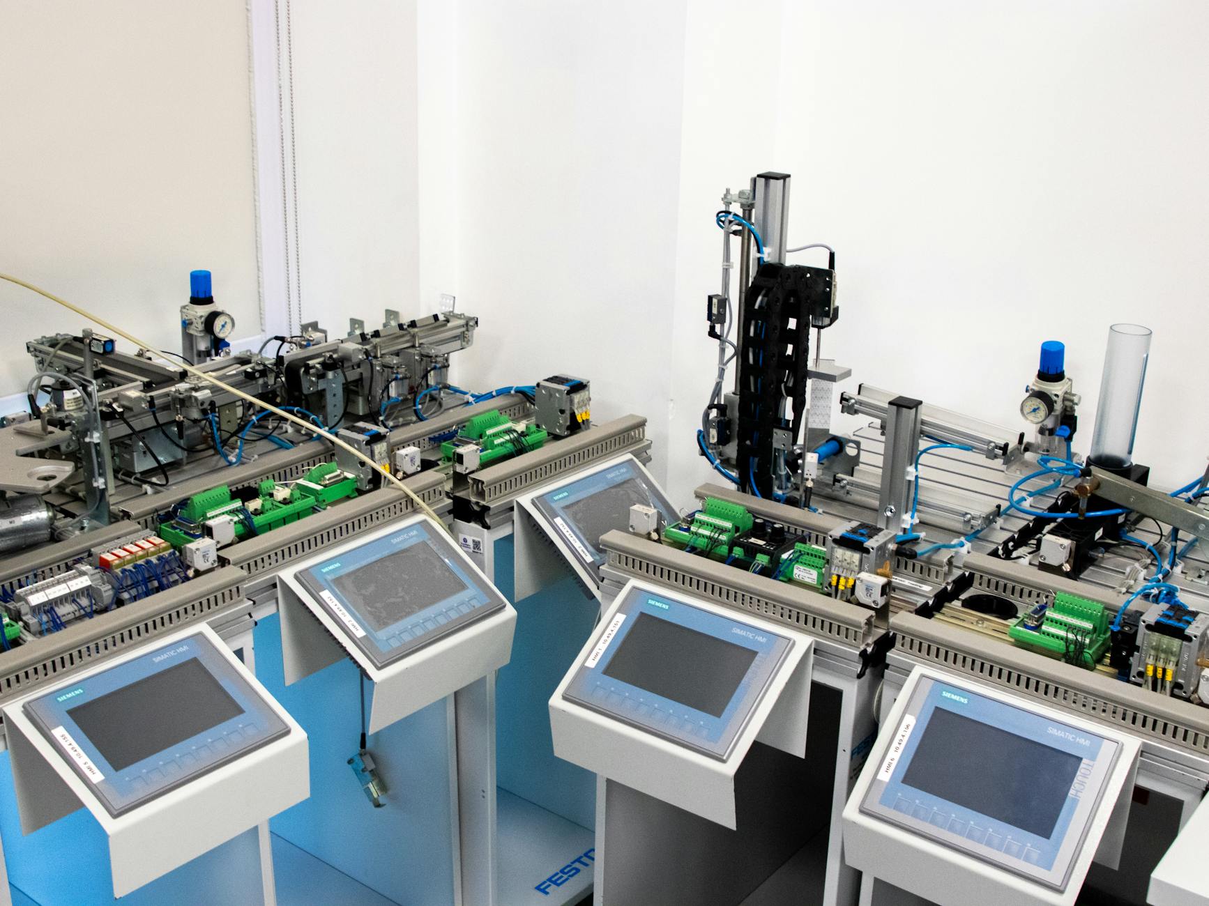 Automates Siemens et panneaux de contrôle dans un atelier industriel