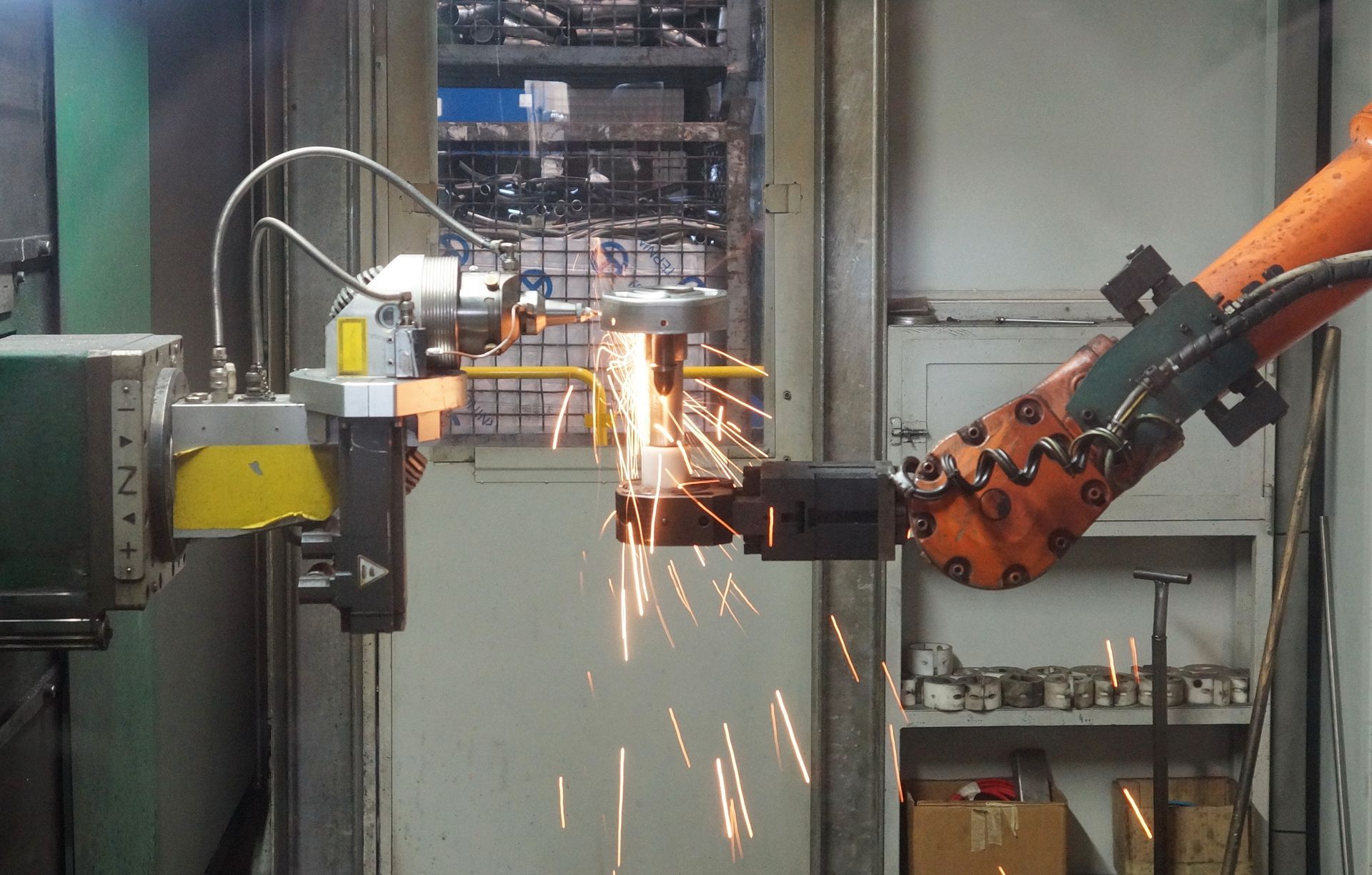 Soudure robotisée, robot industriel avec étincelles