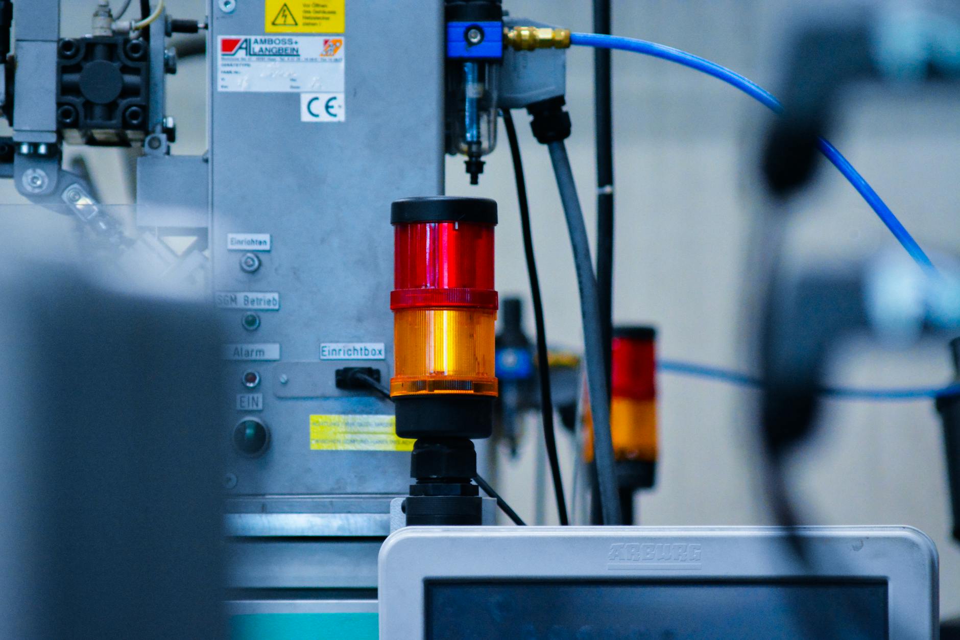 Machine automatisée avec signaux d'avertissement