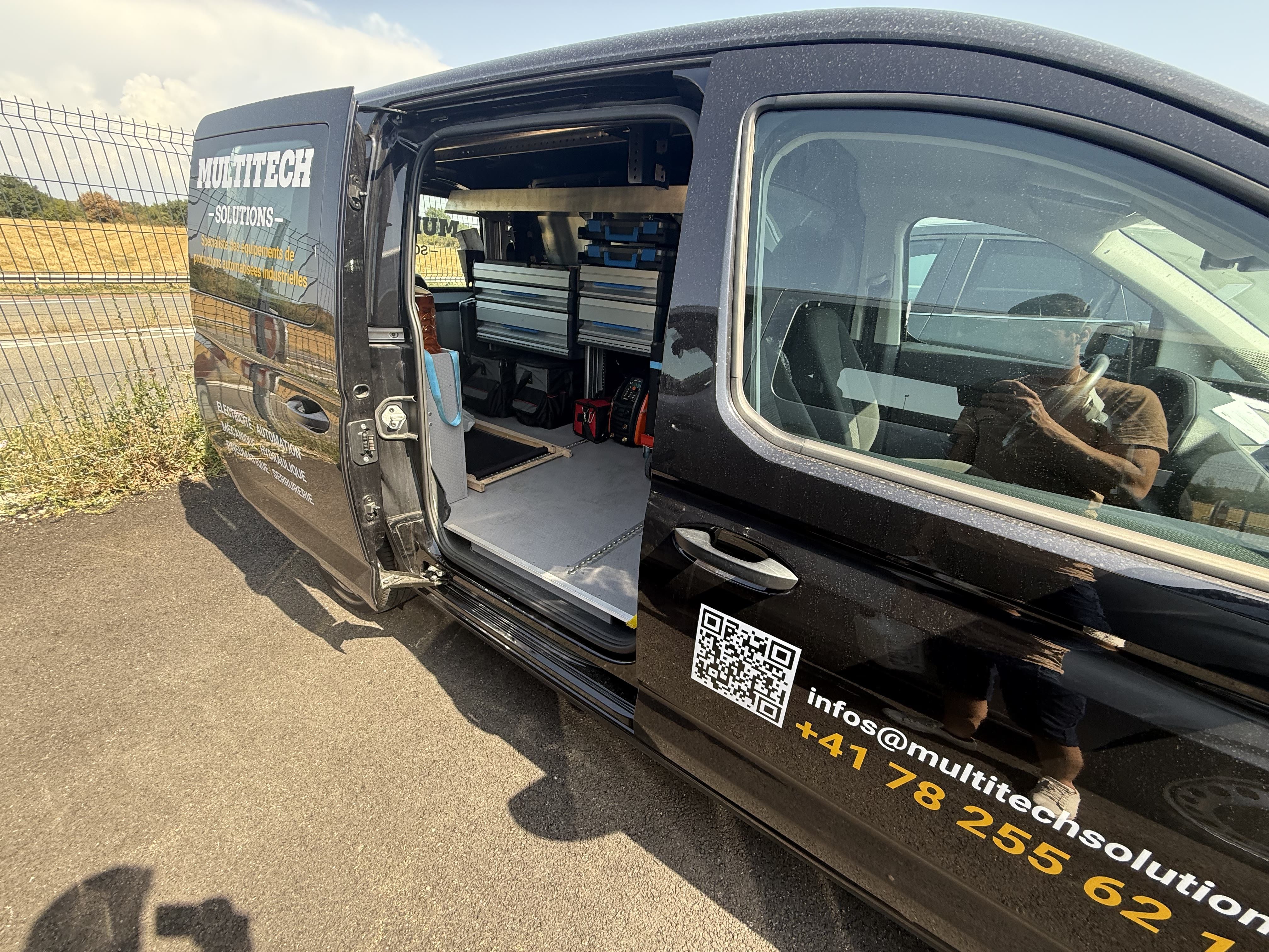 Véhicule Multitech Solutions estampillé, équipé pour intervention sur site