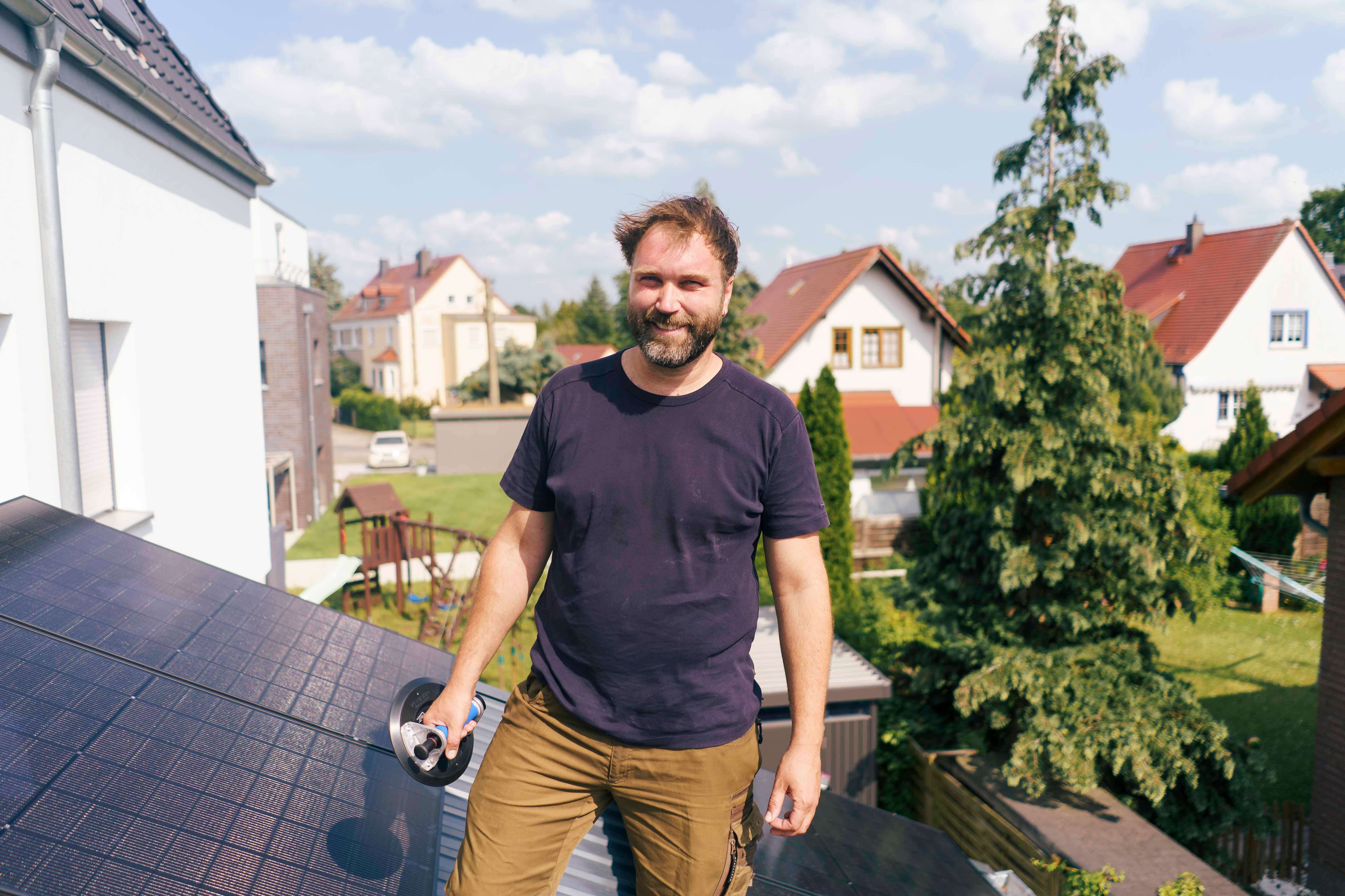 Bild von Töge Feldhoff bei der Montage einer Solaranlage auf einem Garagendach