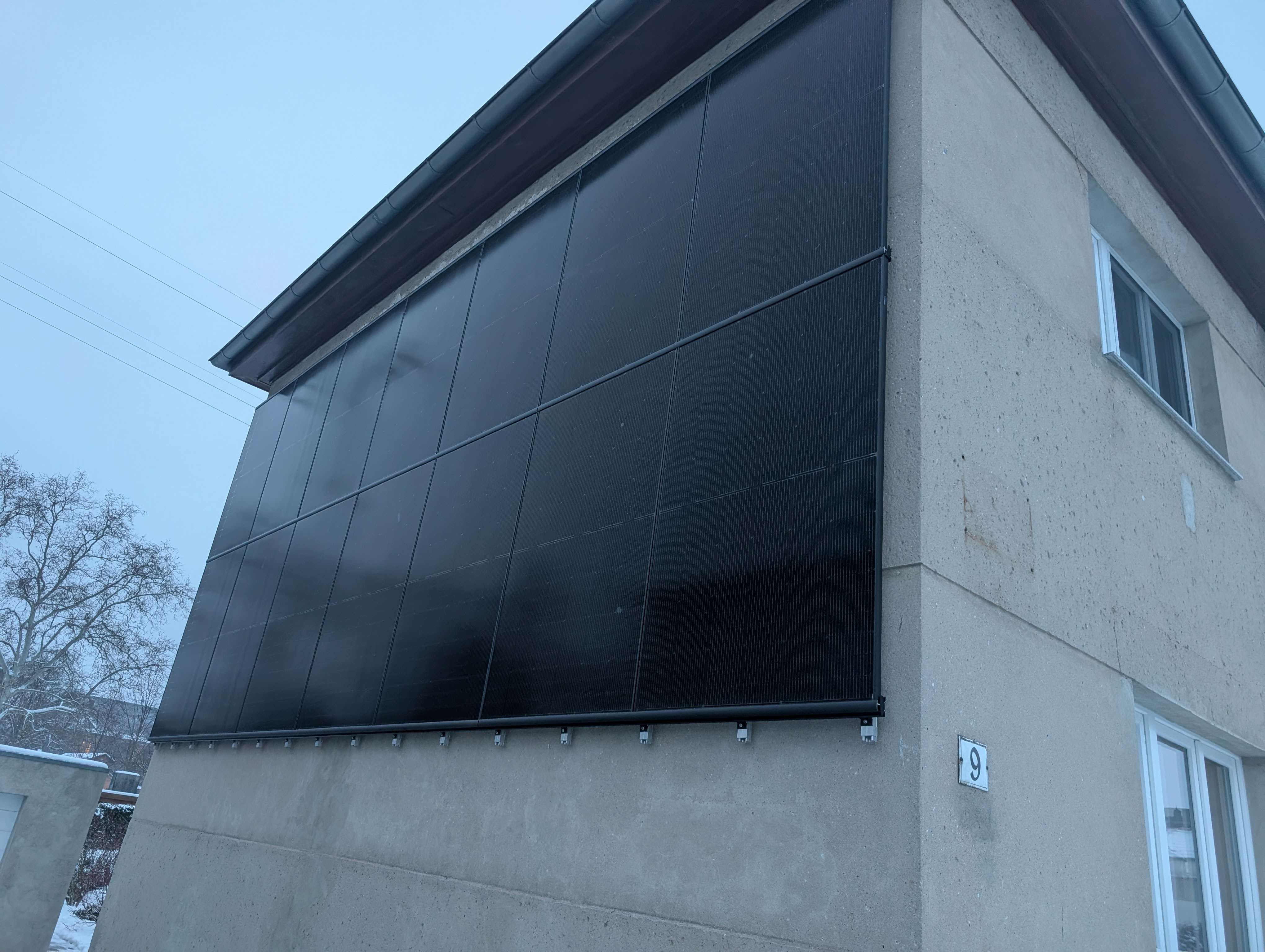 Fassaden-PV mit guten Erträgen bei tiefem Sonnenstand.