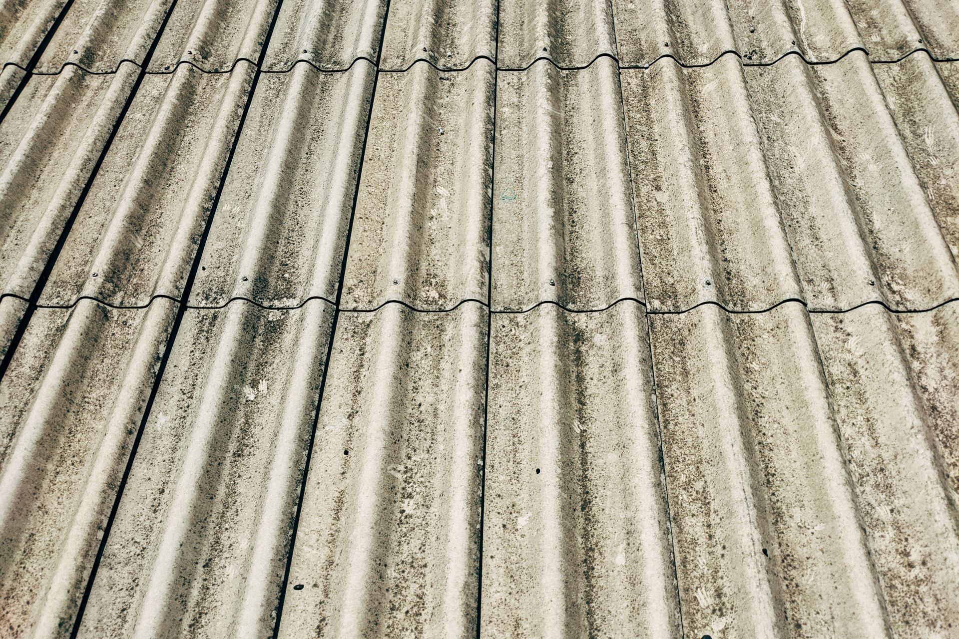 Ældre tag med bølgede fibercementplader, der kan indeholde asbest, hvis de er fra før 1990