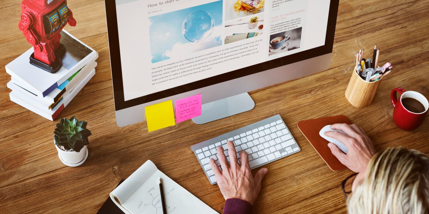 une femme avec ecran macbook