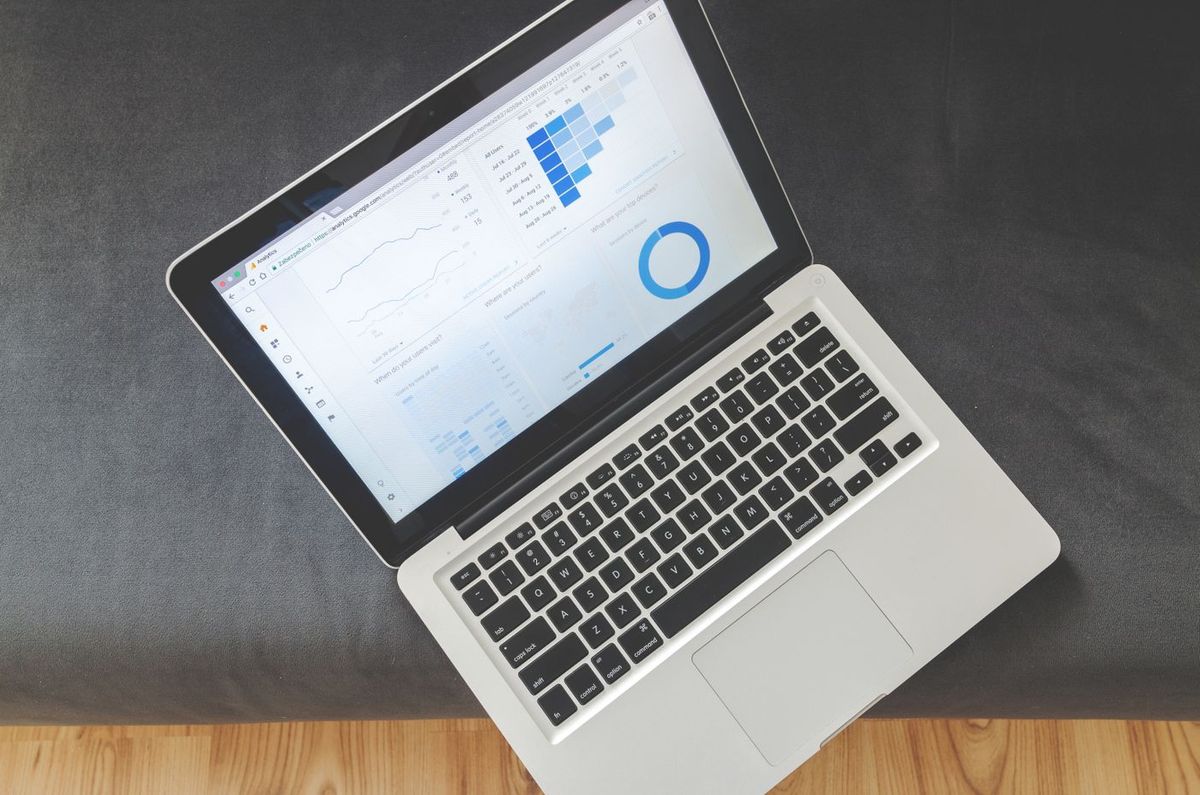 Laptop von oben mit einem Analysebericht aus Liniendiagrammen und Balken